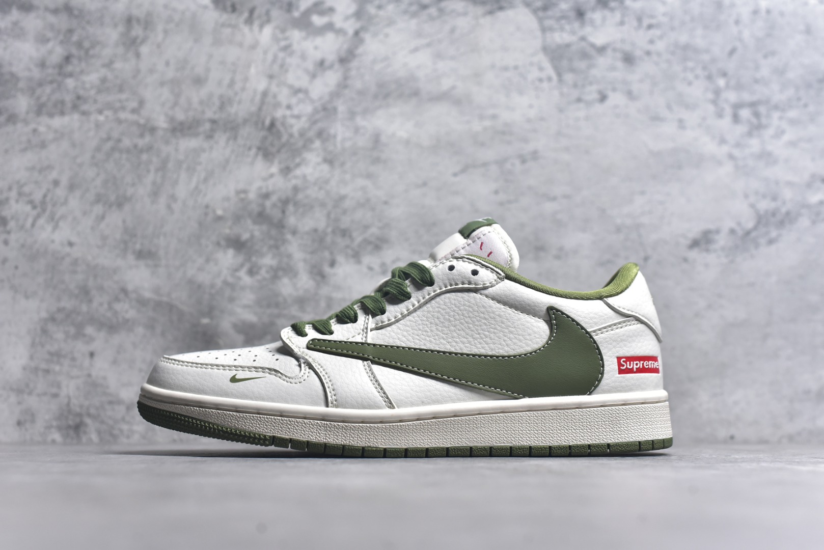#Travis Scott x Fragment Design x Air Jordan 1 Low OG SP AJ1 乔1 Supreme联名-米白暗绿 低帮文化休闲板鞋 XZ1168-002 #多方联名合作融合了Travis Scott 独特的音乐风格，藤原浩个性的设计风格以及Jordan品牌的经典元素 使其成为一双具有独特身份和价值的鞋子 清新而立体的外观加上联名标识更突出了其独特身份 这种配色方案显示出活力和时尚感 在视觉上引人注目 鞋身的质感和细腻的细节处理使其显得高端而格调十足 这款“倒钩”联名是设计与创意完美结合 融合多方的个性风格是一款备受瞩目的潮流鞋款 低帮休闲板鞋 定制鞋盒 大厂纯原品质出货 超高清洁度 皮料切割干净无任何毛边 细节完美 尺码：36 36.5 37.5 38 38.5 39 40 40.5 41 42 42.5 43 44 44.5 45 9.E5-选品中心