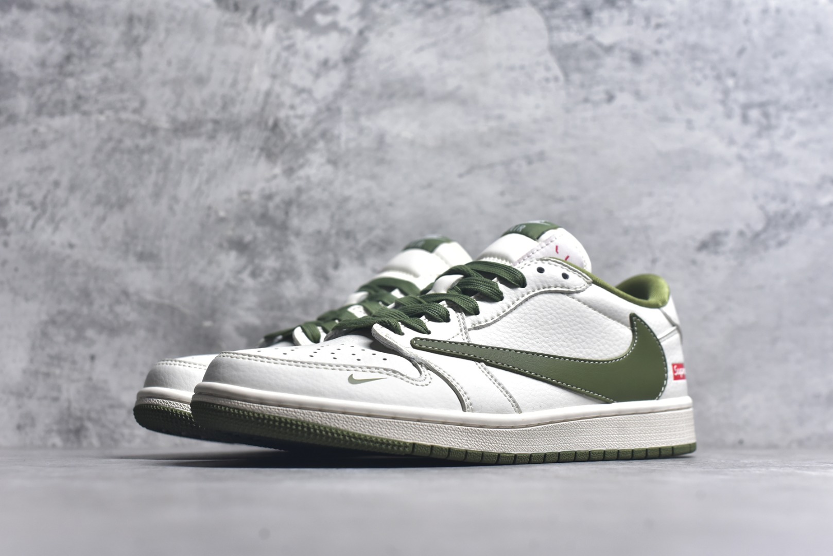 图片[2]-#Travis Scott x Fragment Design x Air Jordan 1 Low OG SP AJ1 乔1 Supreme联名-米白暗绿 低帮文化休闲板鞋 XZ1168-002 #多方联名合作融合了Travis Scott 独特的音乐风格，藤原浩个性的设计风格以及Jordan品牌的经典元素 使其成为一双具有独特身份和价值的鞋子 清新而立体的外观加上联名标识更突出了其独特身份 这种配色方案显示出活力和时尚感 在视觉上引人注目 鞋身的质感和细腻的细节处理使其显得高端而格调十足 这款“倒钩”联名是设计与创意完美结合 融合多方的个性风格是一款备受瞩目的潮流鞋款 低帮休闲板鞋 定制鞋盒 大厂纯原品质出货 超高清洁度 皮料切割干净无任何毛边 细节完美 尺码：36 36.5 37.5 38 38.5 39 40 40.5 41 42 42.5 43 44 44.5 45 9.E5-选品中心