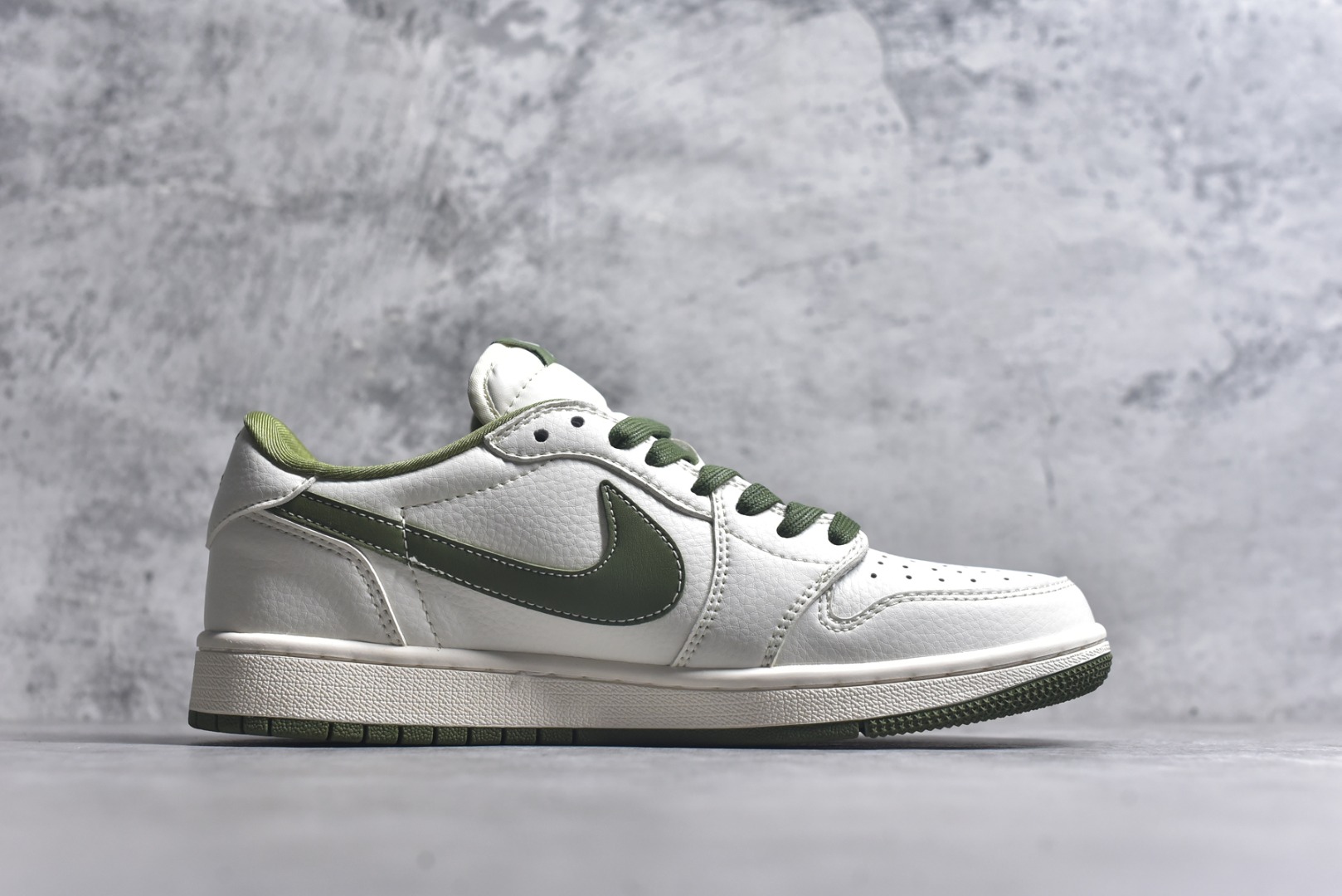 图片[3]-#Travis Scott x Fragment Design x Air Jordan 1 Low OG SP AJ1 乔1 Supreme联名-米白暗绿 低帮文化休闲板鞋 XZ1168-002 #多方联名合作融合了Travis Scott 独特的音乐风格，藤原浩个性的设计风格以及Jordan品牌的经典元素 使其成为一双具有独特身份和价值的鞋子 清新而立体的外观加上联名标识更突出了其独特身份 这种配色方案显示出活力和时尚感 在视觉上引人注目 鞋身的质感和细腻的细节处理使其显得高端而格调十足 这款“倒钩”联名是设计与创意完美结合 融合多方的个性风格是一款备受瞩目的潮流鞋款 低帮休闲板鞋 定制鞋盒 大厂纯原品质出货 超高清洁度 皮料切割干净无任何毛边 细节完美 尺码：36 36.5 37.5 38 38.5 39 40 40.5 41 42 42.5 43 44 44.5 45 9.E5-选品中心