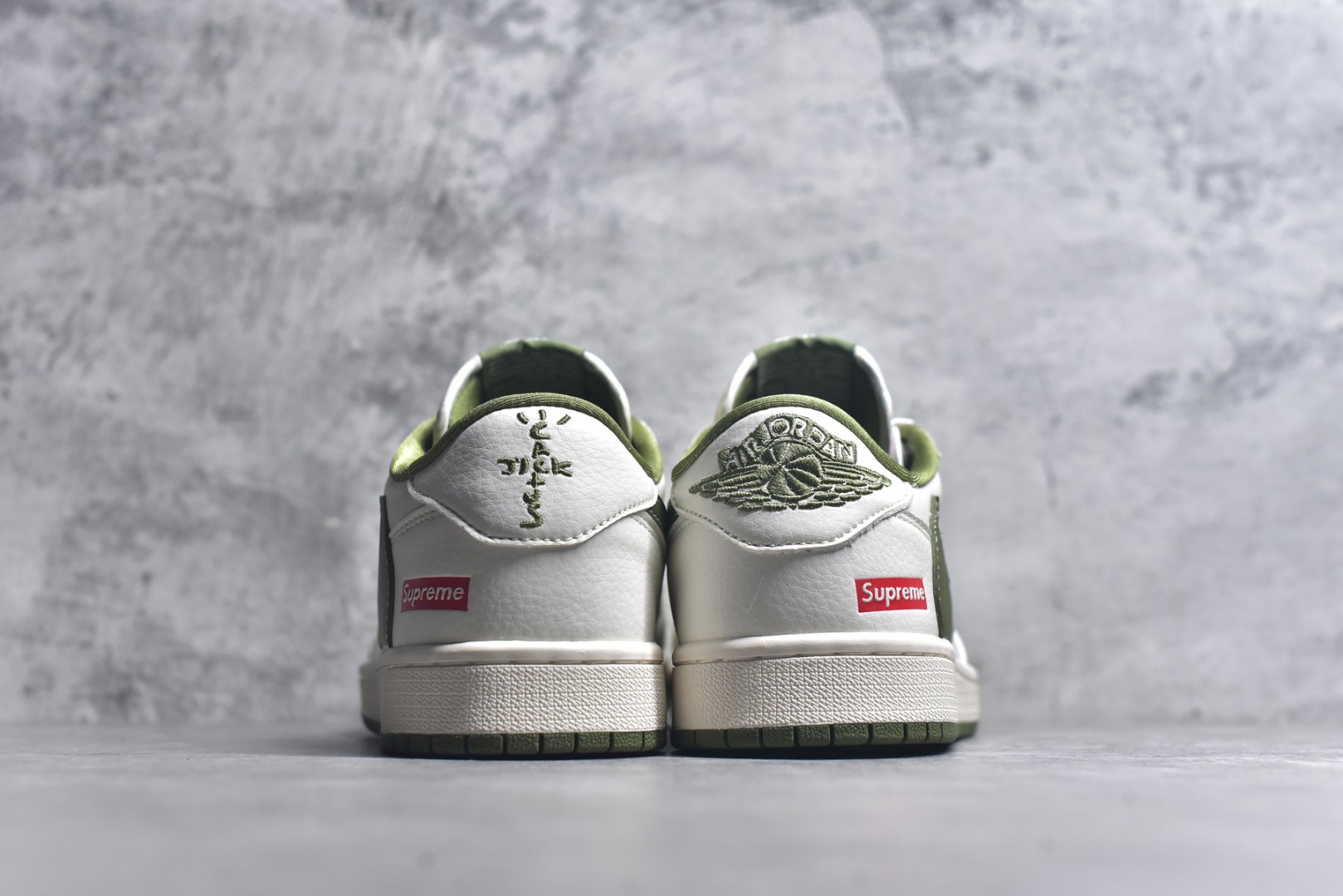图片[5]-#Travis Scott x Fragment Design x Air Jordan 1 Low OG SP AJ1 乔1 Supreme联名-米白暗绿 低帮文化休闲板鞋 XZ1168-002 #多方联名合作融合了Travis Scott 独特的音乐风格，藤原浩个性的设计风格以及Jordan品牌的经典元素 使其成为一双具有独特身份和价值的鞋子 清新而立体的外观加上联名标识更突出了其独特身份 这种配色方案显示出活力和时尚感 在视觉上引人注目 鞋身的质感和细腻的细节处理使其显得高端而格调十足 这款“倒钩”联名是设计与创意完美结合 融合多方的个性风格是一款备受瞩目的潮流鞋款 低帮休闲板鞋 定制鞋盒 大厂纯原品质出货 超高清洁度 皮料切割干净无任何毛边 细节完美 尺码：36 36.5 37.5 38 38.5 39 40 40.5 41 42 42.5 43 44 44.5 45 9.E5-选品中心