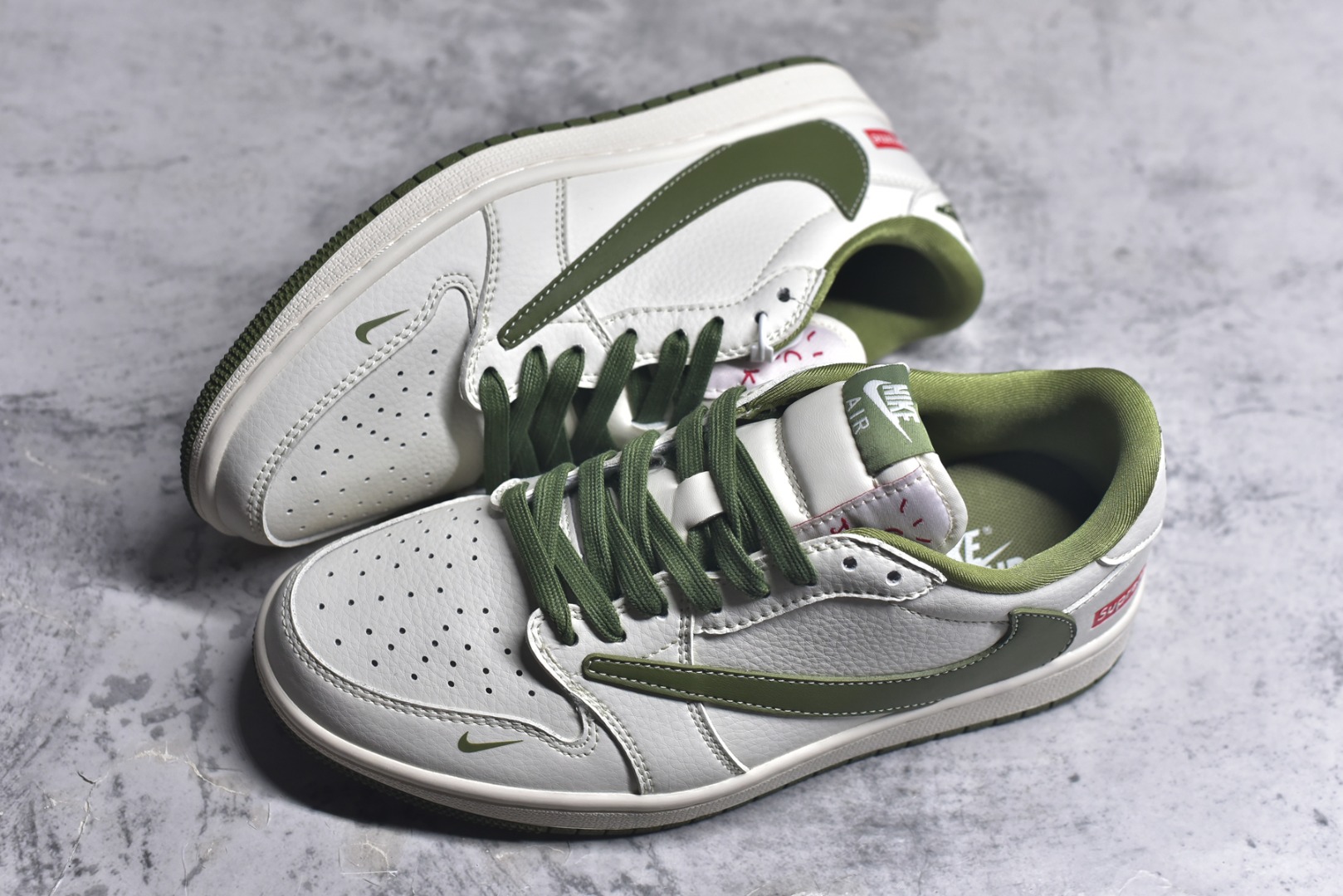 图片[7]-#Travis Scott x Fragment Design x Air Jordan 1 Low OG SP AJ1 乔1 Supreme联名-米白暗绿 低帮文化休闲板鞋 XZ1168-002 #多方联名合作融合了Travis Scott 独特的音乐风格，藤原浩个性的设计风格以及Jordan品牌的经典元素 使其成为一双具有独特身份和价值的鞋子 清新而立体的外观加上联名标识更突出了其独特身份 这种配色方案显示出活力和时尚感 在视觉上引人注目 鞋身的质感和细腻的细节处理使其显得高端而格调十足 这款“倒钩”联名是设计与创意完美结合 融合多方的个性风格是一款备受瞩目的潮流鞋款 低帮休闲板鞋 定制鞋盒 大厂纯原品质出货 超高清洁度 皮料切割干净无任何毛边 细节完美 尺码：36 36.5 37.5 38 38.5 39 40 40.5 41 42 42.5 43 44 44.5 45 9.E5-选品中心