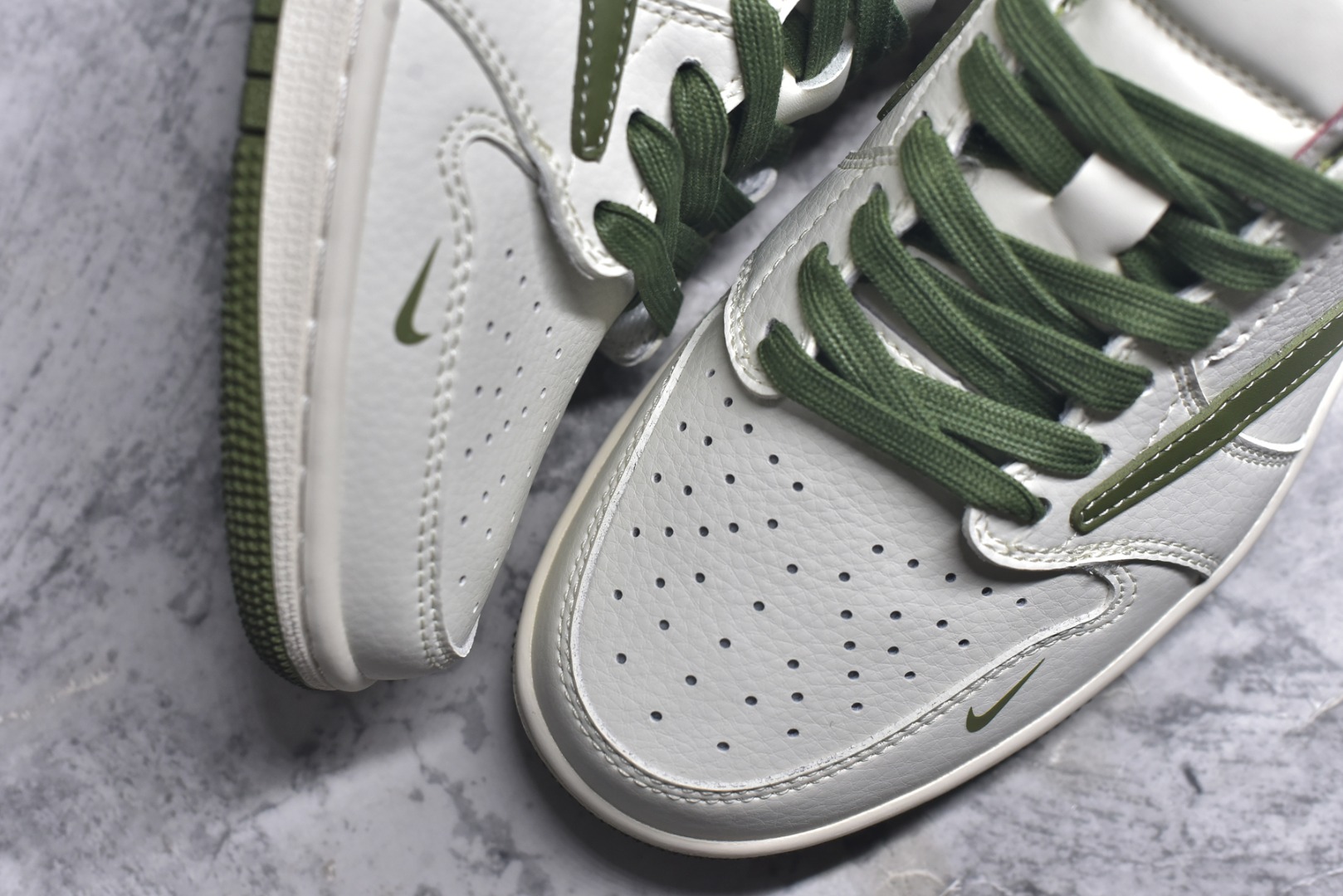 图片[8]-#Travis Scott x Fragment Design x Air Jordan 1 Low OG SP AJ1 乔1 Supreme联名-米白暗绿 低帮文化休闲板鞋 XZ1168-002 #多方联名合作融合了Travis Scott 独特的音乐风格，藤原浩个性的设计风格以及Jordan品牌的经典元素 使其成为一双具有独特身份和价值的鞋子 清新而立体的外观加上联名标识更突出了其独特身份 这种配色方案显示出活力和时尚感 在视觉上引人注目 鞋身的质感和细腻的细节处理使其显得高端而格调十足 这款“倒钩”联名是设计与创意完美结合 融合多方的个性风格是一款备受瞩目的潮流鞋款 低帮休闲板鞋 定制鞋盒 大厂纯原品质出货 超高清洁度 皮料切割干净无任何毛边 细节完美 尺码：36 36.5 37.5 38 38.5 39 40 40.5 41 42 42.5 43 44 44.5 45 9.E5-选品中心