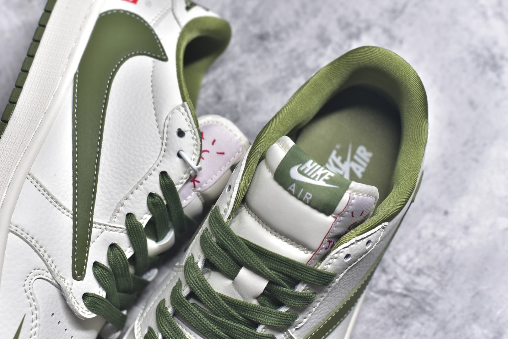 图片[9]-#Travis Scott x Fragment Design x Air Jordan 1 Low OG SP AJ1 乔1 Supreme联名-米白暗绿 低帮文化休闲板鞋 XZ1168-002 #多方联名合作融合了Travis Scott 独特的音乐风格，藤原浩个性的设计风格以及Jordan品牌的经典元素 使其成为一双具有独特身份和价值的鞋子 清新而立体的外观加上联名标识更突出了其独特身份 这种配色方案显示出活力和时尚感 在视觉上引人注目 鞋身的质感和细腻的细节处理使其显得高端而格调十足 这款“倒钩”联名是设计与创意完美结合 融合多方的个性风格是一款备受瞩目的潮流鞋款 低帮休闲板鞋 定制鞋盒 大厂纯原品质出货 超高清洁度 皮料切割干净无任何毛边 细节完美 尺码：36 36.5 37.5 38 38.5 39 40 40.5 41 42 42.5 43 44 44.5 45 9.E5-选品中心