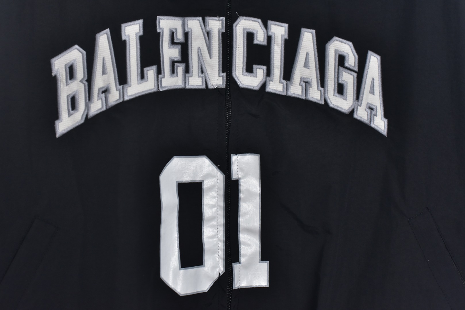 图片[4]-#Balenciaga/巴黎世家 24Fw 01足球队标立领外套 采用定制消光塔丝隆专业面料，加施三防涂层工艺，特氟龙防污处理，抗油渍易清洁，聚酯高密鸟眼网布衬里，立体循环透气结构，快速导出湿气，防静电处理，秋冬季穿着更舒适，胸前刺绣工艺采用激光镂刻贴布烧花工艺，定制五金拉链双拉头LOGO，定制辅料三标 尺码：46 48 50 52-选品中心