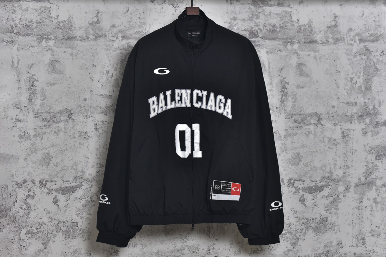 #Balenciaga/巴黎世家 24Fw 01足球队标立领外套 采用定制消光塔丝隆专业面料，加施三防涂层工艺，特氟龙防污处理，抗油渍易清洁，聚酯高密鸟眼网布衬里，立体循环透气结构，快速导出湿气，防静电处理，秋冬季穿着更舒适，胸前刺绣工艺采用激光镂刻贴布烧花工艺，定制五金拉链双拉头LOGO，定制辅料三标 尺码：46 48 50 52-选品中心
