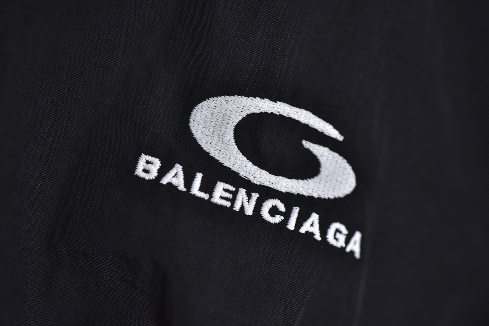 图片[3]-#Balenciaga/巴黎世家 24Fw 01足球队标立领外套 采用定制消光塔丝隆专业面料，加施三防涂层工艺，特氟龙防污处理，抗油渍易清洁，聚酯高密鸟眼网布衬里，立体循环透气结构，快速导出湿气，防静电处理，秋冬季穿着更舒适，胸前刺绣工艺采用激光镂刻贴布烧花工艺，定制五金拉链双拉头LOGO，定制辅料三标 尺码：46 48 50 52-选品中心