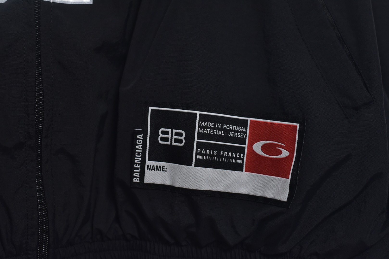 图片[5]-#Balenciaga/巴黎世家 24Fw 01足球队标立领外套 采用定制消光塔丝隆专业面料，加施三防涂层工艺，特氟龙防污处理，抗油渍易清洁，聚酯高密鸟眼网布衬里，立体循环透气结构，快速导出湿气，防静电处理，秋冬季穿着更舒适，胸前刺绣工艺采用激光镂刻贴布烧花工艺，定制五金拉链双拉头LOGO，定制辅料三标 尺码：46 48 50 52-选品中心