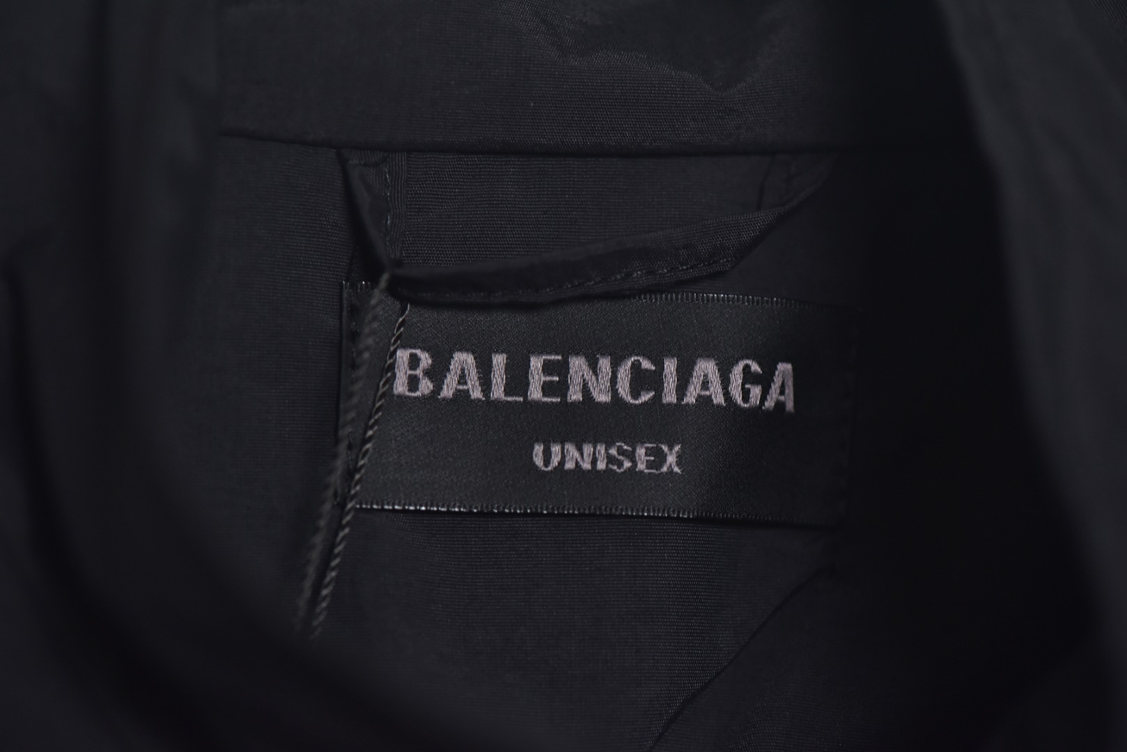 图片[6]-#Balenciaga/巴黎世家 24Fw 01足球队标立领外套 采用定制消光塔丝隆专业面料，加施三防涂层工艺，特氟龙防污处理，抗油渍易清洁，聚酯高密鸟眼网布衬里，立体循环透气结构，快速导出湿气，防静电处理，秋冬季穿着更舒适，胸前刺绣工艺采用激光镂刻贴布烧花工艺，定制五金拉链双拉头LOGO，定制辅料三标 尺码：46 48 50 52-选品中心