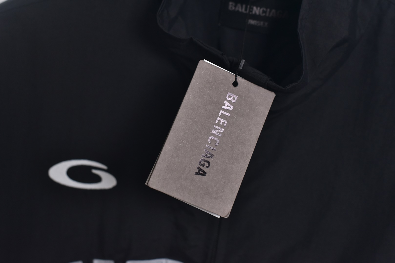 图片[8]-#Balenciaga/巴黎世家 24Fw 01足球队标立领外套 采用定制消光塔丝隆专业面料，加施三防涂层工艺，特氟龙防污处理，抗油渍易清洁，聚酯高密鸟眼网布衬里，立体循环透气结构，快速导出湿气，防静电处理，秋冬季穿着更舒适，胸前刺绣工艺采用激光镂刻贴布烧花工艺，定制五金拉链双拉头LOGO，定制辅料三标 尺码：46 48 50 52-选品中心