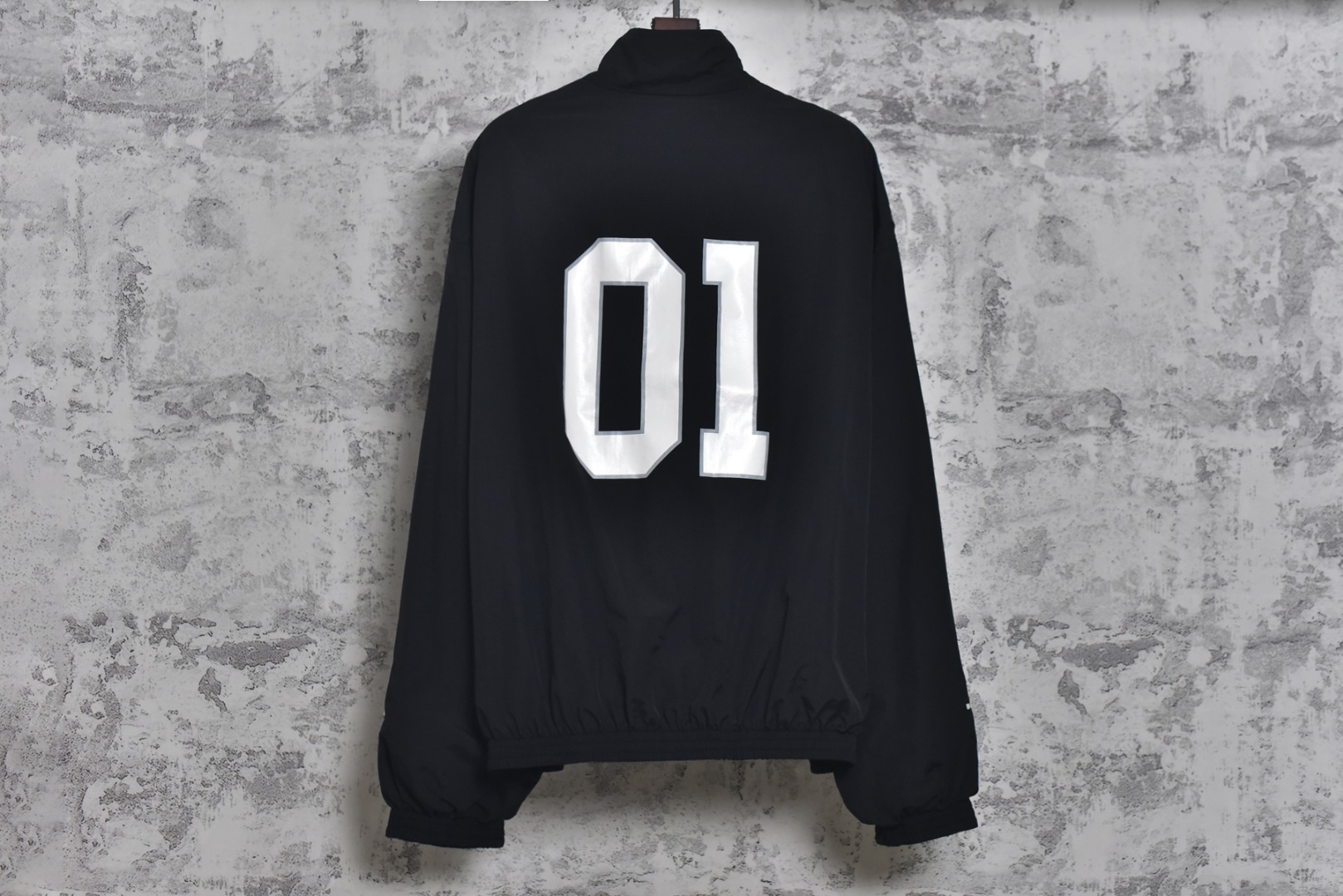 图片[2]-#Balenciaga/巴黎世家 24Fw 01足球队标立领外套 采用定制消光塔丝隆专业面料，加施三防涂层工艺，特氟龙防污处理，抗油渍易清洁，聚酯高密鸟眼网布衬里，立体循环透气结构，快速导出湿气，防静电处理，秋冬季穿着更舒适，胸前刺绣工艺采用激光镂刻贴布烧花工艺，定制五金拉链双拉头LOGO，定制辅料三标 尺码：46 48 50 52-选品中心