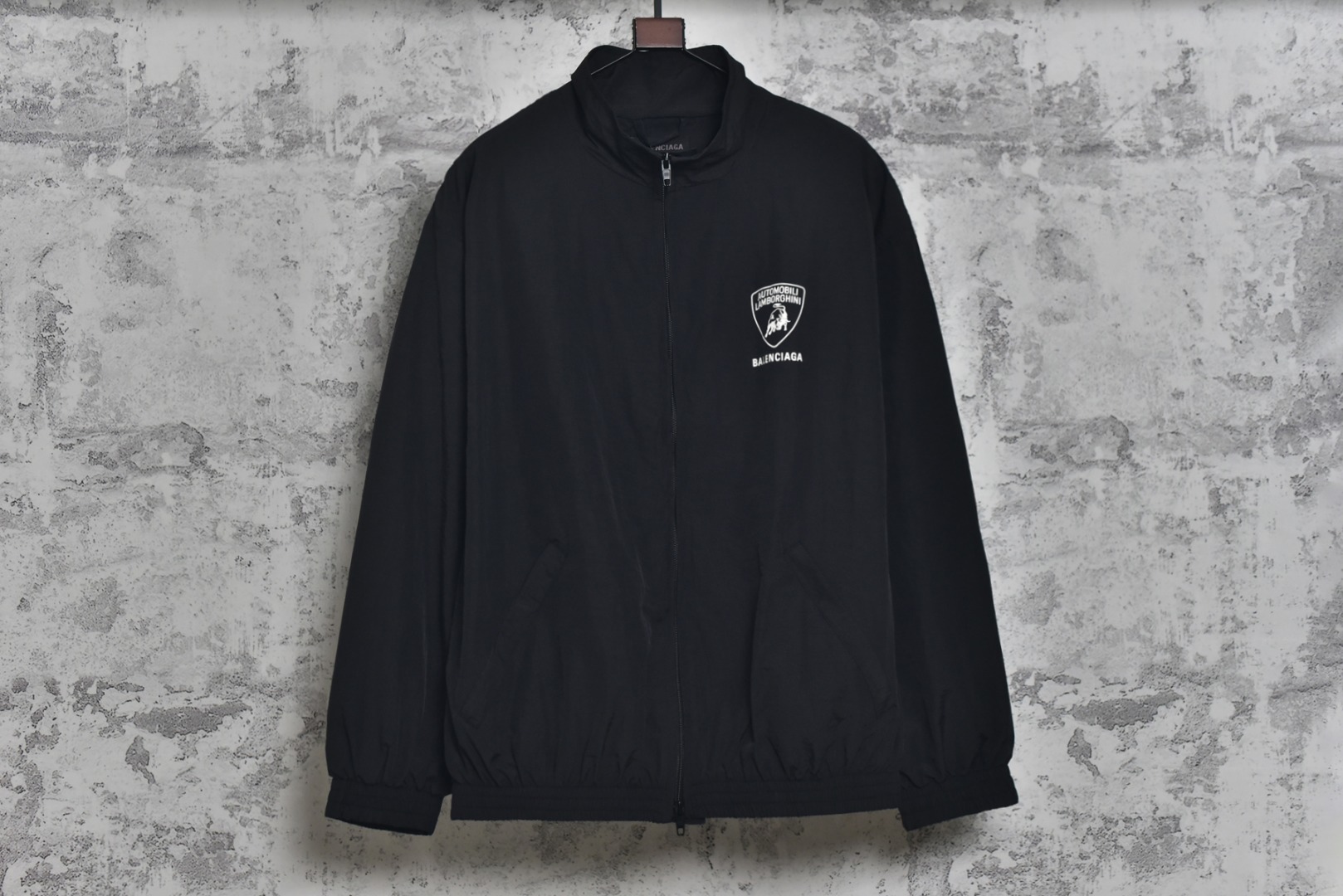 #Balenciaga/巴黎世家 25Fw 兰博基尼梭织立领外套 采用定制消光塔丝隆专业面料，加施三防涂层工艺，特氟龙防污处理，抗油渍易清洁 ，聚酯高密鸟眼网布衬里，立体循环透气结构，快速导出湿气，防静电处理，秋冬季穿着更舒适，进口环保胶浆丝网套色印花，定制五金拉链双拉头LOGO，定制辅料三标 尺码：46 48 50 52-选品中心
