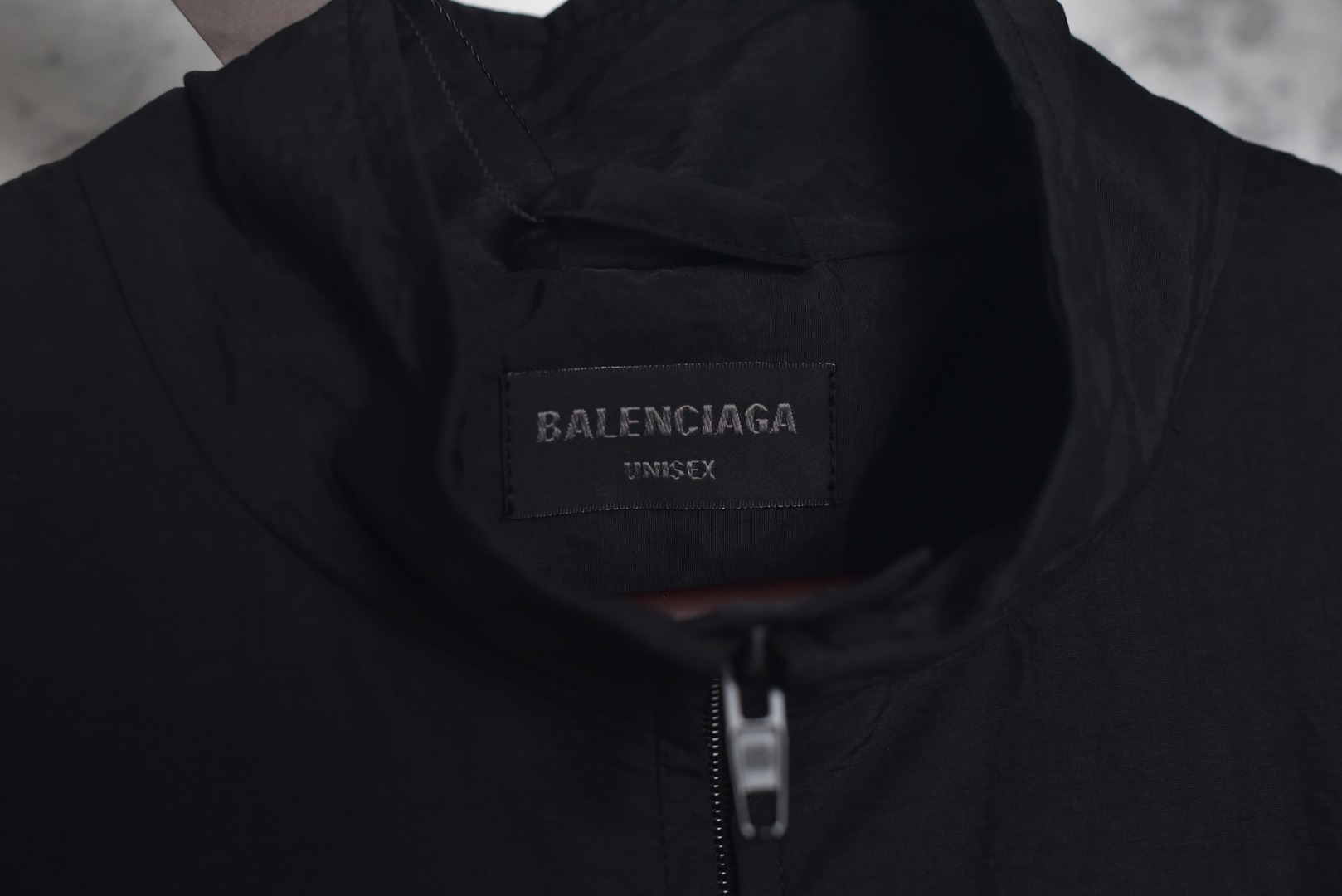 图片[4]-#Balenciaga/巴黎世家 25Fw 兰博基尼梭织立领外套 采用定制消光塔丝隆专业面料，加施三防涂层工艺，特氟龙防污处理，抗油渍易清洁 ，聚酯高密鸟眼网布衬里，立体循环透气结构，快速导出湿气，防静电处理，秋冬季穿着更舒适，进口环保胶浆丝网套色印花，定制五金拉链双拉头LOGO，定制辅料三标 尺码：46 48 50 52-选品中心