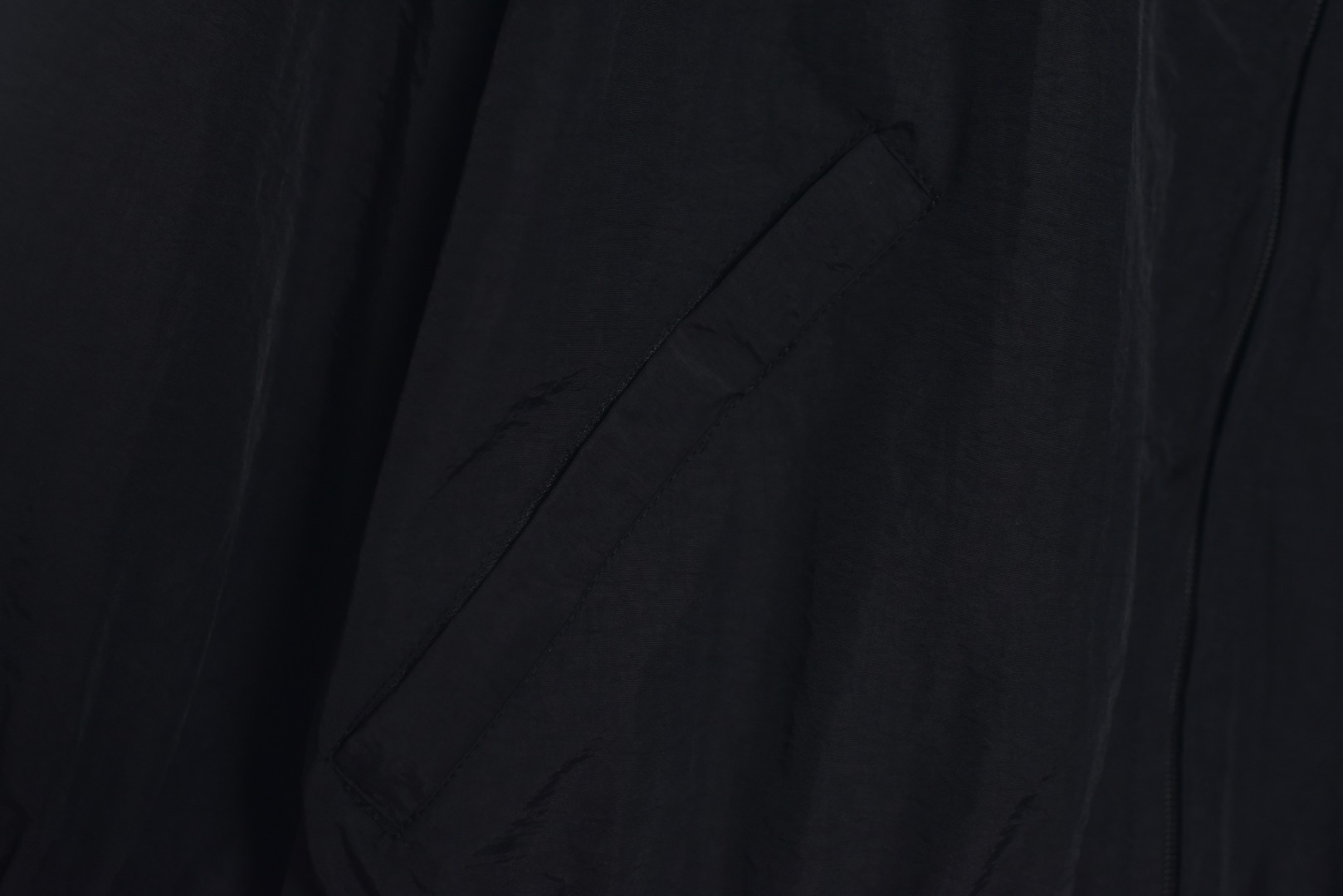 图片[5]-#Balenciaga/巴黎世家 25Fw 兰博基尼梭织立领外套 采用定制消光塔丝隆专业面料，加施三防涂层工艺，特氟龙防污处理，抗油渍易清洁 ，聚酯高密鸟眼网布衬里，立体循环透气结构，快速导出湿气，防静电处理，秋冬季穿着更舒适，进口环保胶浆丝网套色印花，定制五金拉链双拉头LOGO，定制辅料三标 尺码：46 48 50 52-选品中心
