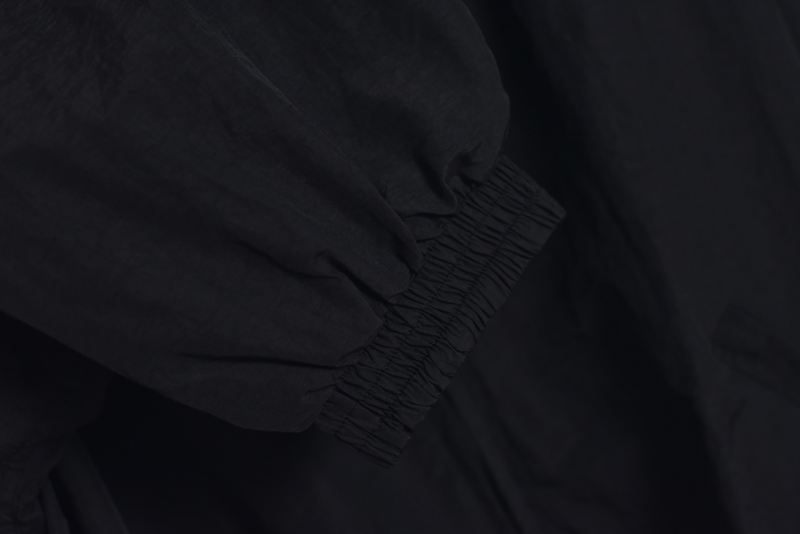 图片[6]-#Balenciaga/巴黎世家 25Fw 兰博基尼梭织立领外套 采用定制消光塔丝隆专业面料，加施三防涂层工艺，特氟龙防污处理，抗油渍易清洁 ，聚酯高密鸟眼网布衬里，立体循环透气结构，快速导出湿气，防静电处理，秋冬季穿着更舒适，进口环保胶浆丝网套色印花，定制五金拉链双拉头LOGO，定制辅料三标 尺码：46 48 50 52-选品中心