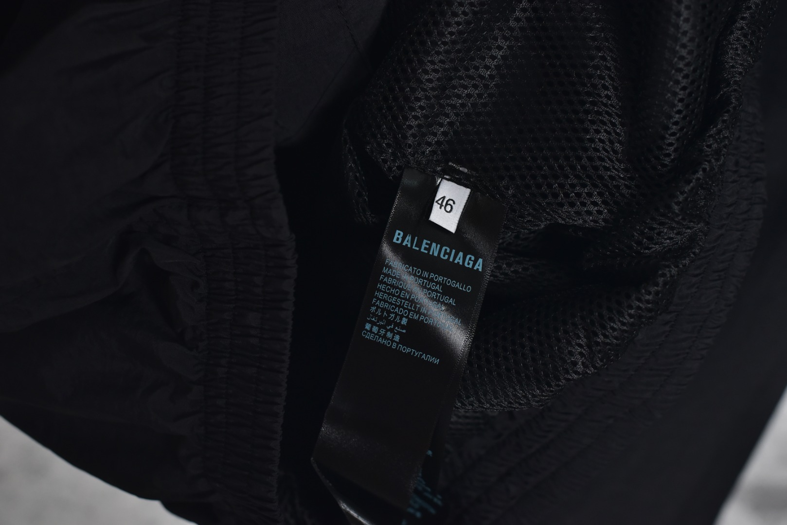 图片[8]-#Balenciaga/巴黎世家 25Fw 兰博基尼梭织立领外套 采用定制消光塔丝隆专业面料，加施三防涂层工艺，特氟龙防污处理，抗油渍易清洁 ，聚酯高密鸟眼网布衬里，立体循环透气结构，快速导出湿气，防静电处理，秋冬季穿着更舒适，进口环保胶浆丝网套色印花，定制五金拉链双拉头LOGO，定制辅料三标 尺码：46 48 50 52-选品中心