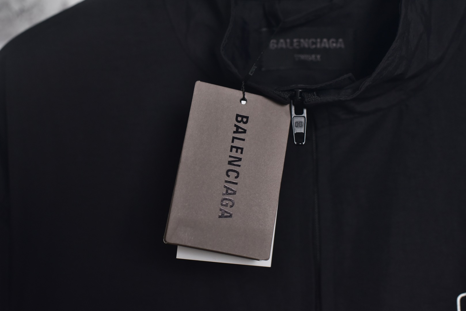 图片[7]-#Balenciaga/巴黎世家 25Fw 兰博基尼梭织立领外套 采用定制消光塔丝隆专业面料，加施三防涂层工艺，特氟龙防污处理，抗油渍易清洁 ，聚酯高密鸟眼网布衬里，立体循环透气结构，快速导出湿气，防静电处理，秋冬季穿着更舒适，进口环保胶浆丝网套色印花，定制五金拉链双拉头LOGO，定制辅料三标 尺码：46 48 50 52-选品中心