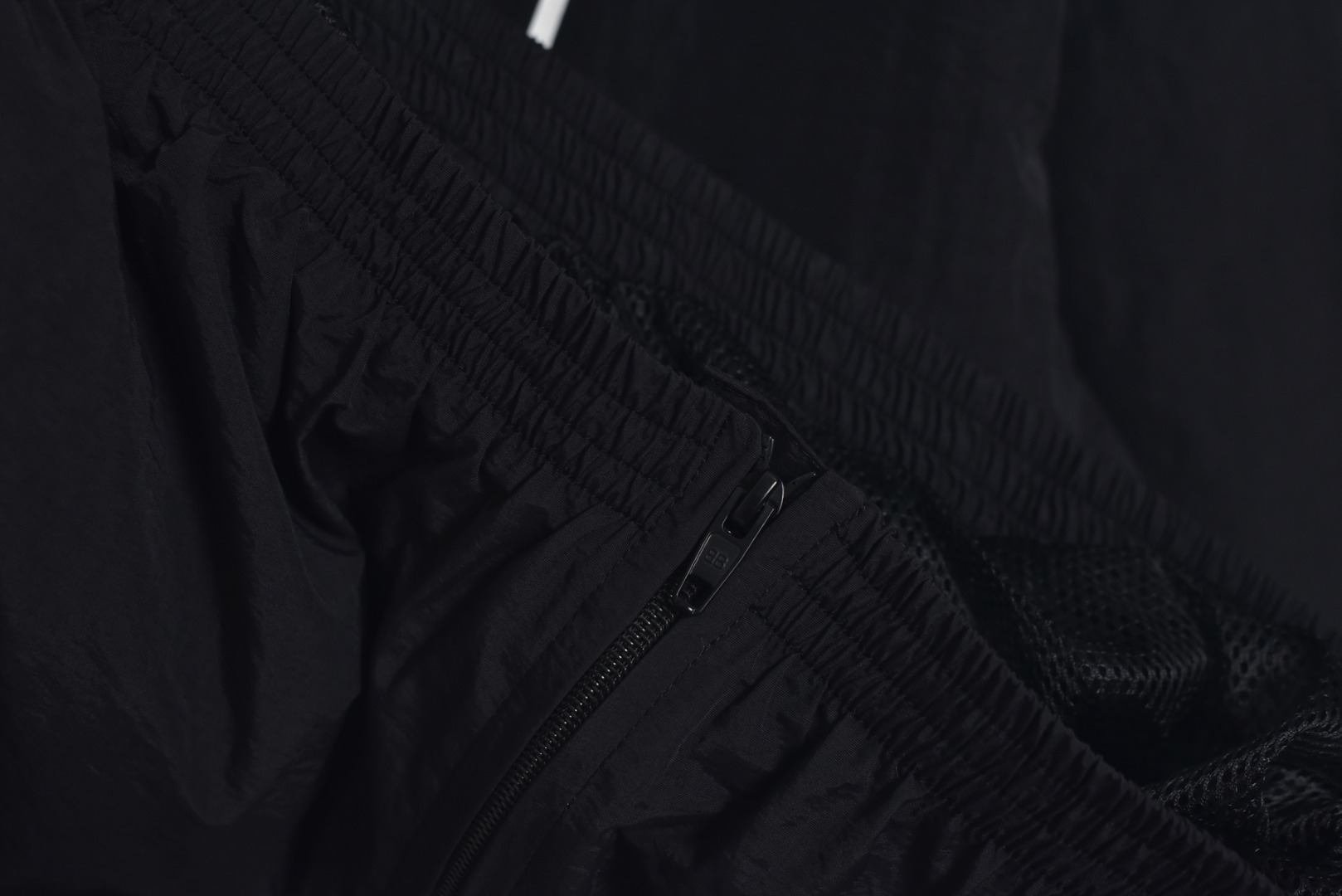 图片[9]-#Balenciaga/巴黎世家 25Fw 兰博基尼梭织立领外套 采用定制消光塔丝隆专业面料，加施三防涂层工艺，特氟龙防污处理，抗油渍易清洁 ，聚酯高密鸟眼网布衬里，立体循环透气结构，快速导出湿气，防静电处理，秋冬季穿着更舒适，进口环保胶浆丝网套色印花，定制五金拉链双拉头LOGO，定制辅料三标 尺码：46 48 50 52-选品中心