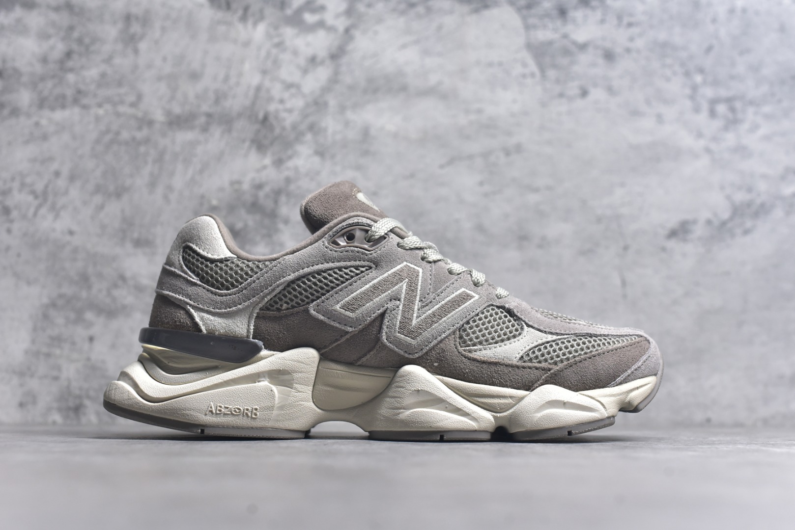 图片[3]-#New Balance NB9060 联名款 复古休闲运动慢跑鞋 棕灰色U9060ERC 全套原楦原纸板原厂数据开发 进口三明治网面 原装进口翻毛皮料正确绒感卡色 正确中底拉帮中底网布细节 原厂标裁 带紫光防伪 定制后跟透明水晶模块 冲裁组合 大底贴合程度胶水上色把控完美 整洁度挑战全网艺术家 多道序QC把关品质完善 匠心打造 耗时两个月开发完成 工艺极其复杂难度可想而知 新开独立私模大底 全网唯一正确六层组合大底 高端零售专供产物 尺码：36 37 37.5 38 38.5 39 40 40.5 41 42 42.5 43 44 45 46.5-选品中心