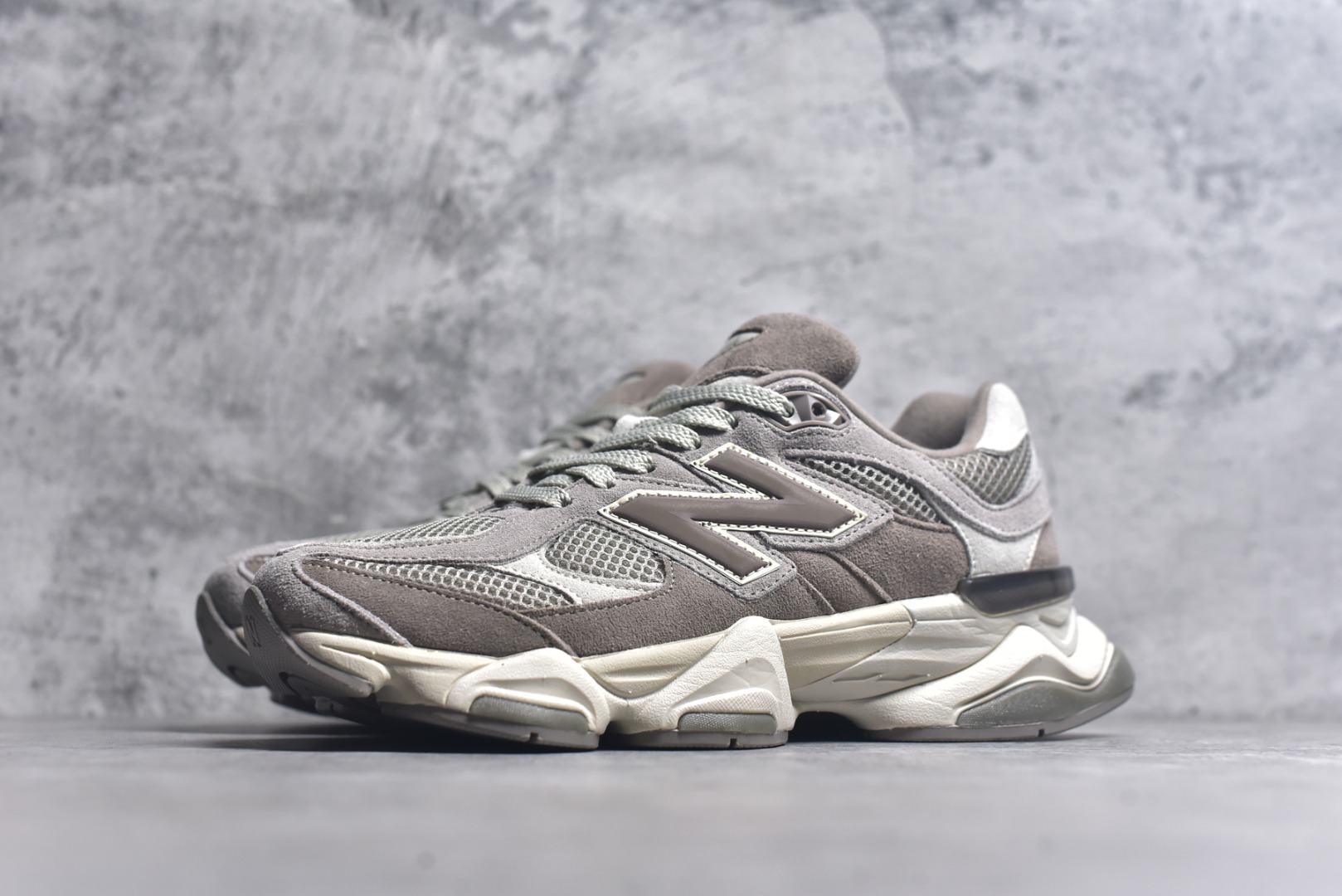 图片[2]-#New Balance NB9060 联名款 复古休闲运动慢跑鞋 棕灰色U9060ERC 全套原楦原纸板原厂数据开发 进口三明治网面 原装进口翻毛皮料正确绒感卡色 正确中底拉帮中底网布细节 原厂标裁 带紫光防伪 定制后跟透明水晶模块 冲裁组合 大底贴合程度胶水上色把控完美 整洁度挑战全网艺术家 多道序QC把关品质完善 匠心打造 耗时两个月开发完成 工艺极其复杂难度可想而知 新开独立私模大底 全网唯一正确六层组合大底 高端零售专供产物 尺码：36 37 37.5 38 38.5 39 40 40.5 41 42 42.5 43 44 45 46.5-选品中心