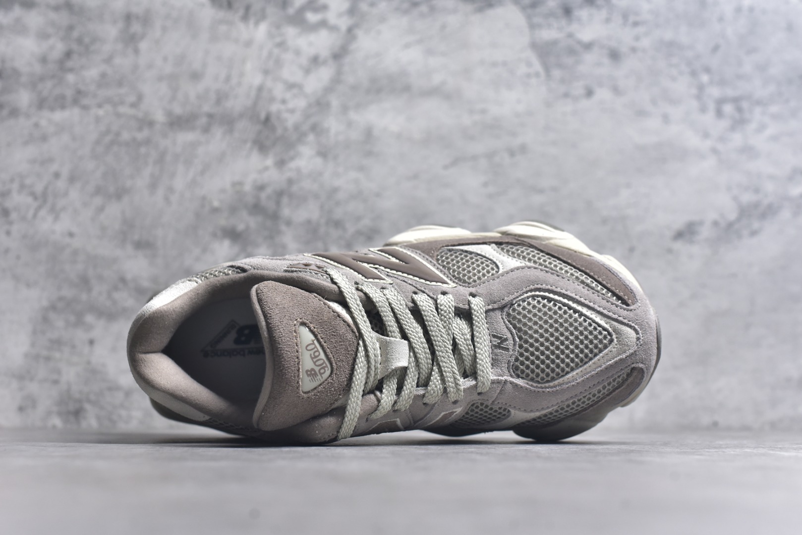 图片[4]-#New Balance NB9060 联名款 复古休闲运动慢跑鞋 棕灰色U9060ERC 全套原楦原纸板原厂数据开发 进口三明治网面 原装进口翻毛皮料正确绒感卡色 正确中底拉帮中底网布细节 原厂标裁 带紫光防伪 定制后跟透明水晶模块 冲裁组合 大底贴合程度胶水上色把控完美 整洁度挑战全网艺术家 多道序QC把关品质完善 匠心打造 耗时两个月开发完成 工艺极其复杂难度可想而知 新开独立私模大底 全网唯一正确六层组合大底 高端零售专供产物 尺码：36 37 37.5 38 38.5 39 40 40.5 41 42 42.5 43 44 45 46.5-选品中心