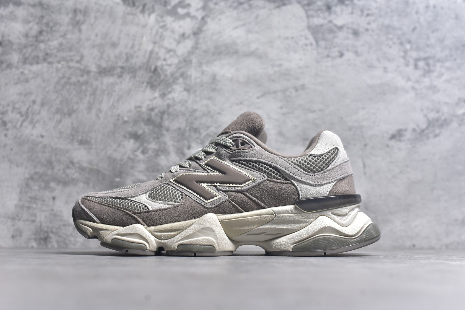#New Balance NB9060 联名款 复古休闲运动慢跑鞋 棕灰色U9060ERC 全套原楦原纸板原厂数据开发 进口三明治网面 原装进口翻毛皮料正确绒感卡色 正确中底拉帮中底网布细节 原厂标裁 带紫光防伪 定制后跟透明水晶模块 冲裁组合 大底贴合程度胶水上色把控完美 整洁度挑战全网艺术家 多道序QC把关品质完善 匠心打造 耗时两个月开发完成 工艺极其复杂难度可想而知 新开独立私模大底 全网唯一正确六层组合大底 高端零售专供产物 尺码：36 37 37.5 38 38.5 39 40 40.5 41 42 42.5 43 44 45 46.5-选品中心