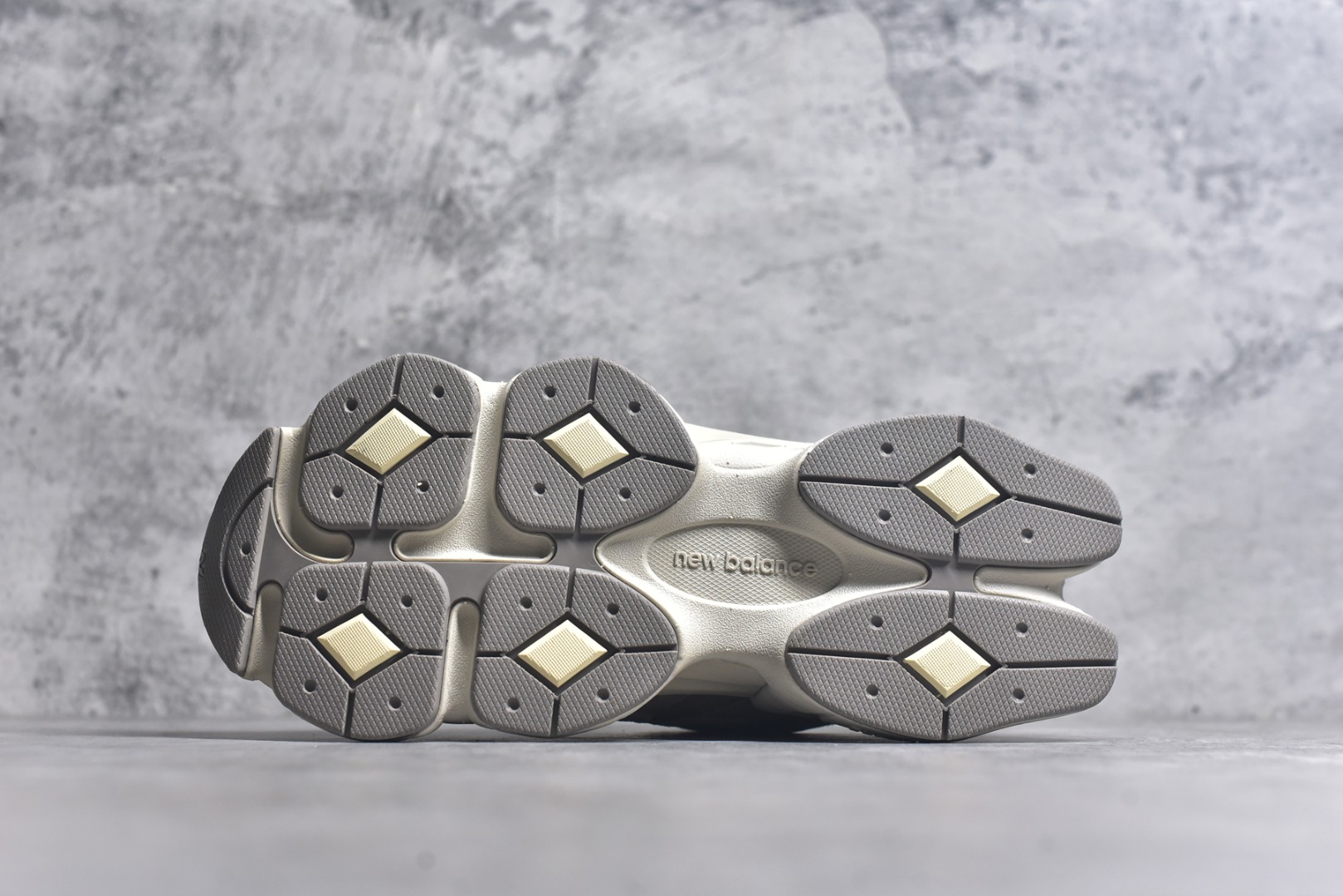 图片[6]-#New Balance NB9060 联名款 复古休闲运动慢跑鞋 棕灰色U9060ERC 全套原楦原纸板原厂数据开发 进口三明治网面 原装进口翻毛皮料正确绒感卡色 正确中底拉帮中底网布细节 原厂标裁 带紫光防伪 定制后跟透明水晶模块 冲裁组合 大底贴合程度胶水上色把控完美 整洁度挑战全网艺术家 多道序QC把关品质完善 匠心打造 耗时两个月开发完成 工艺极其复杂难度可想而知 新开独立私模大底 全网唯一正确六层组合大底 高端零售专供产物 尺码：36 37 37.5 38 38.5 39 40 40.5 41 42 42.5 43 44 45 46.5-选品中心