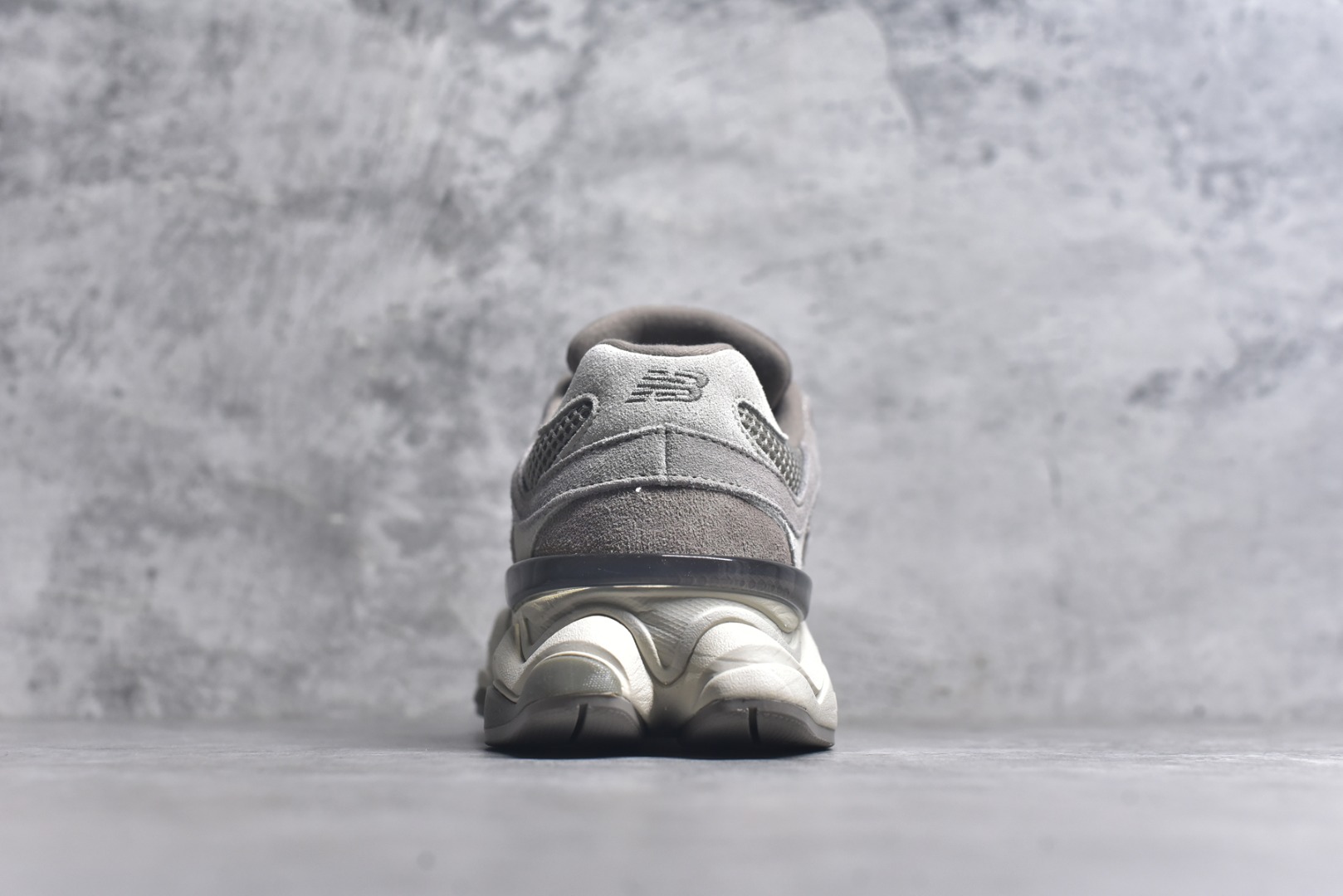 图片[5]-#New Balance NB9060 联名款 复古休闲运动慢跑鞋 棕灰色U9060ERC 全套原楦原纸板原厂数据开发 进口三明治网面 原装进口翻毛皮料正确绒感卡色 正确中底拉帮中底网布细节 原厂标裁 带紫光防伪 定制后跟透明水晶模块 冲裁组合 大底贴合程度胶水上色把控完美 整洁度挑战全网艺术家 多道序QC把关品质完善 匠心打造 耗时两个月开发完成 工艺极其复杂难度可想而知 新开独立私模大底 全网唯一正确六层组合大底 高端零售专供产物 尺码：36 37 37.5 38 38.5 39 40 40.5 41 42 42.5 43 44 45 46.5-选品中心