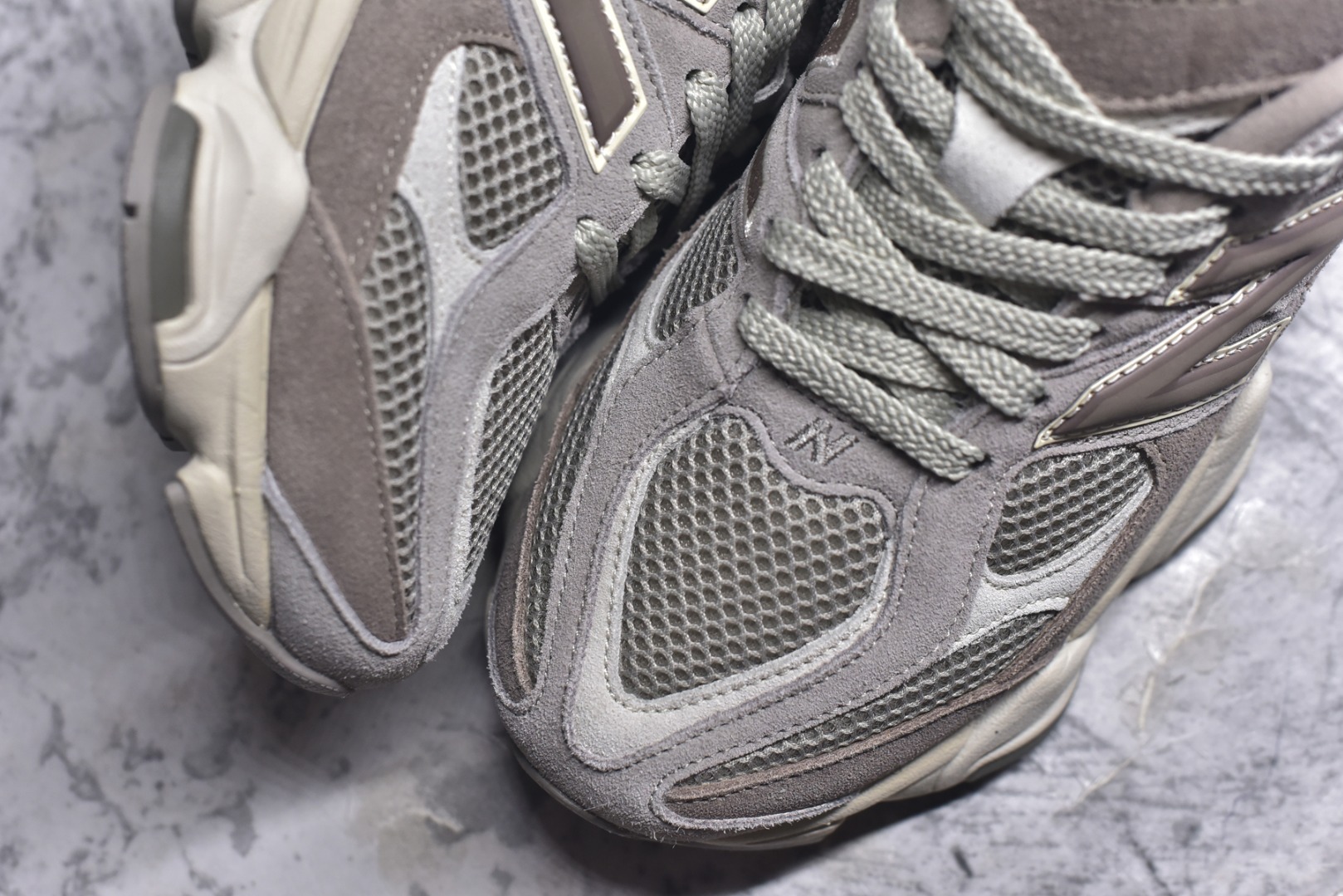 图片[8]-#New Balance NB9060 联名款 复古休闲运动慢跑鞋 棕灰色U9060ERC 全套原楦原纸板原厂数据开发 进口三明治网面 原装进口翻毛皮料正确绒感卡色 正确中底拉帮中底网布细节 原厂标裁 带紫光防伪 定制后跟透明水晶模块 冲裁组合 大底贴合程度胶水上色把控完美 整洁度挑战全网艺术家 多道序QC把关品质完善 匠心打造 耗时两个月开发完成 工艺极其复杂难度可想而知 新开独立私模大底 全网唯一正确六层组合大底 高端零售专供产物 尺码：36 37 37.5 38 38.5 39 40 40.5 41 42 42.5 43 44 45 46.5-选品中心