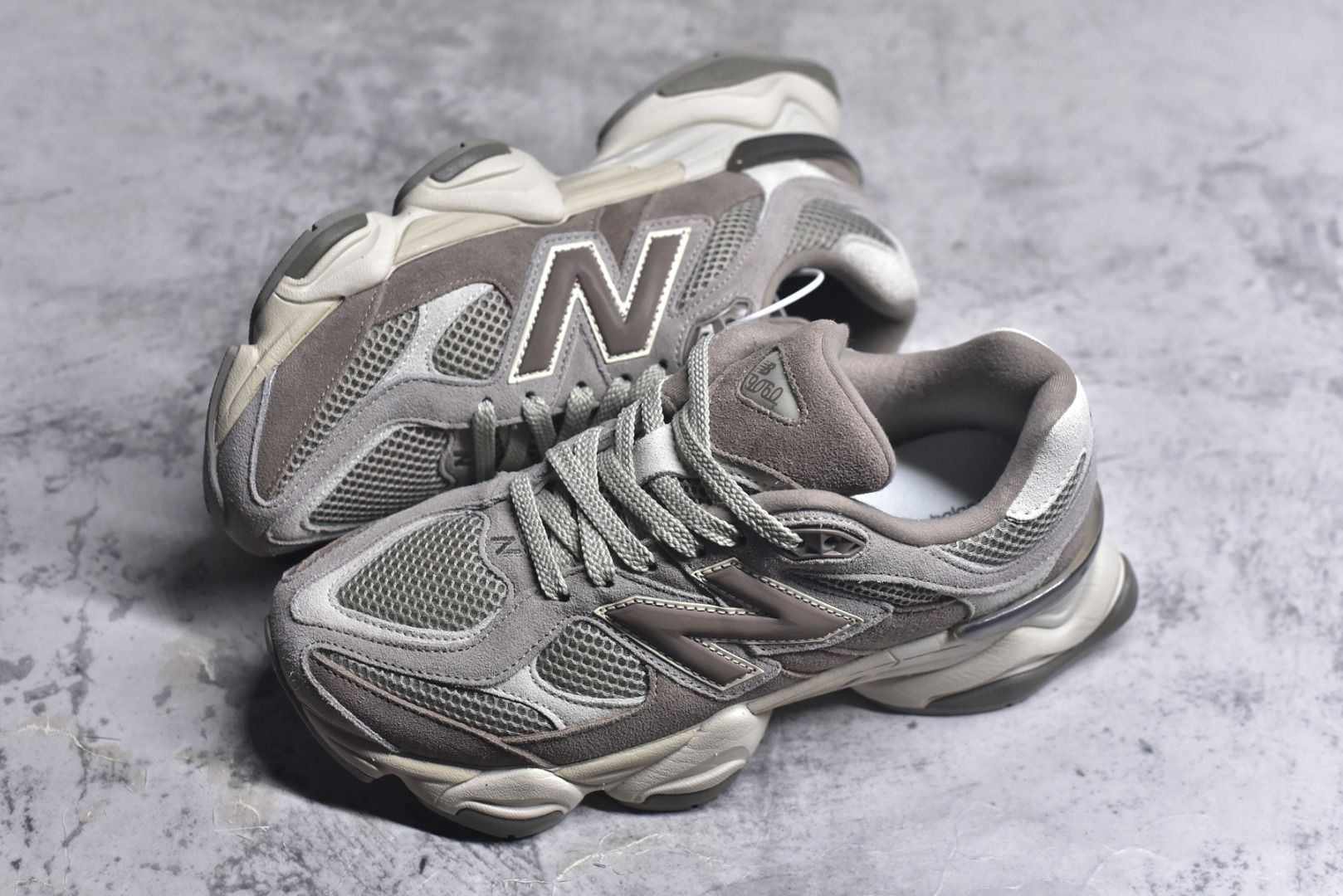 图片[7]-#New Balance NB9060 联名款 复古休闲运动慢跑鞋 棕灰色U9060ERC 全套原楦原纸板原厂数据开发 进口三明治网面 原装进口翻毛皮料正确绒感卡色 正确中底拉帮中底网布细节 原厂标裁 带紫光防伪 定制后跟透明水晶模块 冲裁组合 大底贴合程度胶水上色把控完美 整洁度挑战全网艺术家 多道序QC把关品质完善 匠心打造 耗时两个月开发完成 工艺极其复杂难度可想而知 新开独立私模大底 全网唯一正确六层组合大底 高端零售专供产物 尺码：36 37 37.5 38 38.5 39 40 40.5 41 42 42.5 43 44 45 46.5-选品中心