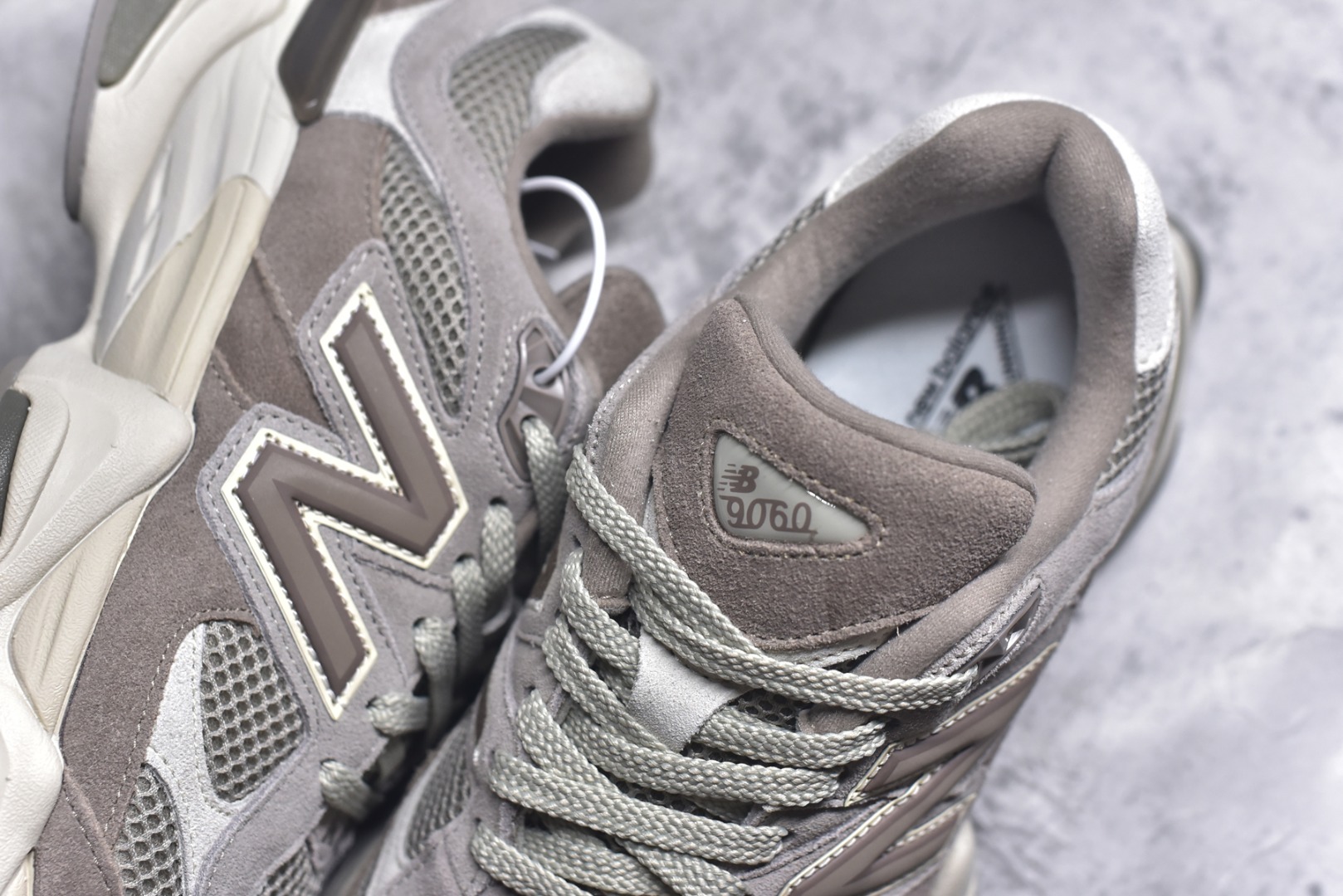 图片[9]-#New Balance NB9060 联名款 复古休闲运动慢跑鞋 棕灰色U9060ERC 全套原楦原纸板原厂数据开发 进口三明治网面 原装进口翻毛皮料正确绒感卡色 正确中底拉帮中底网布细节 原厂标裁 带紫光防伪 定制后跟透明水晶模块 冲裁组合 大底贴合程度胶水上色把控完美 整洁度挑战全网艺术家 多道序QC把关品质完善 匠心打造 耗时两个月开发完成 工艺极其复杂难度可想而知 新开独立私模大底 全网唯一正确六层组合大底 高端零售专供产物 尺码：36 37 37.5 38 38.5 39 40 40.5 41 42 42.5 43 44 45 46.5-选品中心