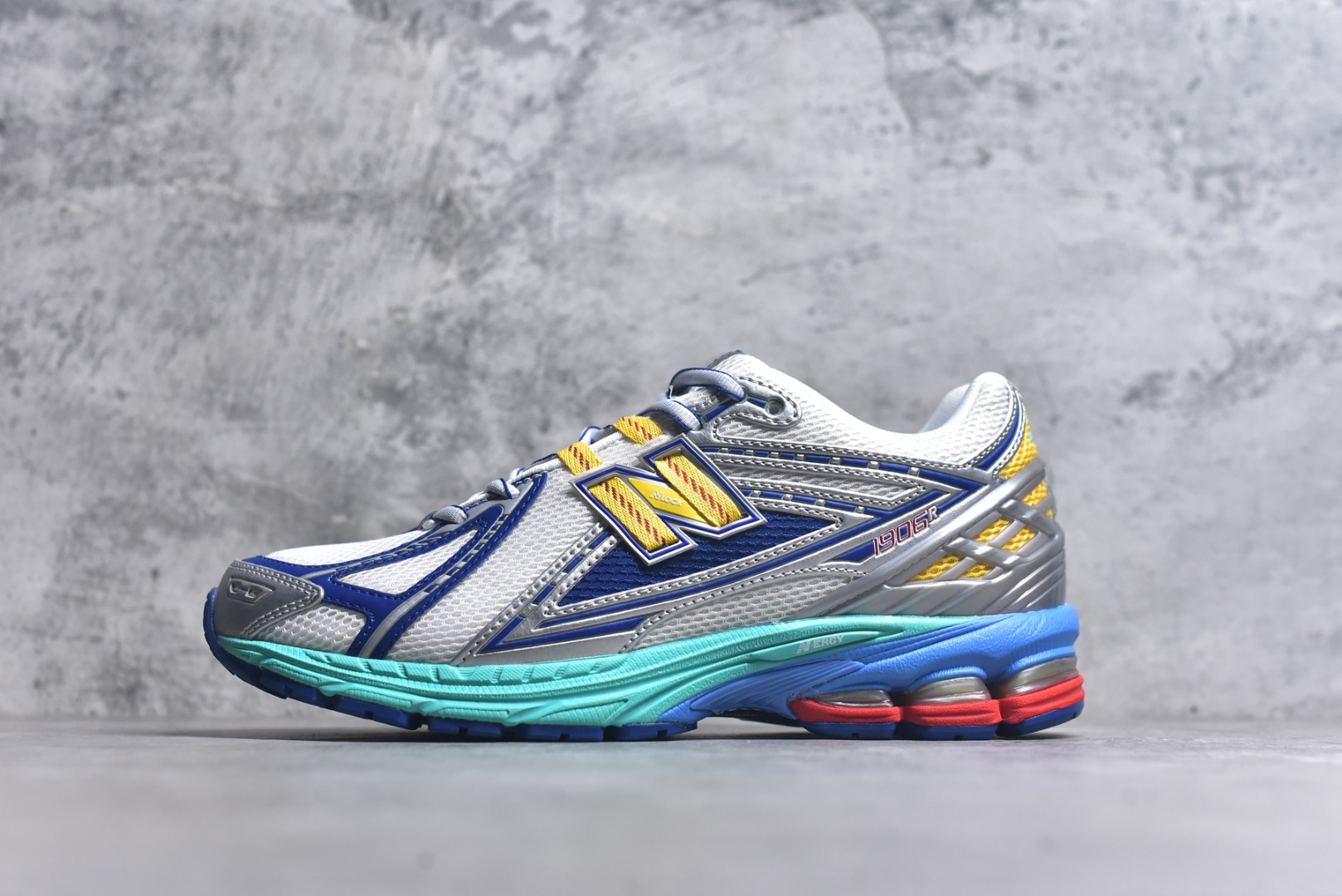 #NB新百伦New Balance NB1906 U1906RMS系列复古老爹风休闲运动慢跑鞋 采用轻质牛剖革拼接透气网眼衬垫织物鞋面材质#T-Beam大底提供足步弓支撑，保持步态稳定#后跟搭载外露缓震胶 鞋身整体以各种深浅不一的灰色覆盖，鞋头以淡蓝色调装饰，网眼衬垫通过不规律的色块实现做旧的美感，泛黄的鞋底更是进一步增添了复古气息。 尺码：36 37 37.5 38 38.5 39.5 40 40.5 41.5 42 42.5 43 44 45 46.5-选品中心