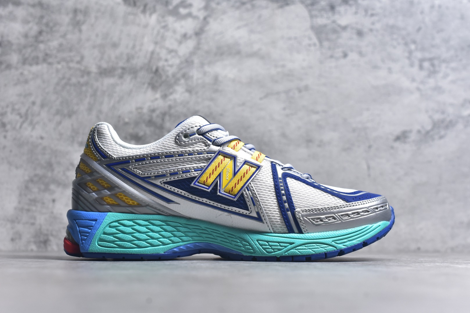 图片[3]-#NB新百伦New Balance NB1906 U1906RMS系列复古老爹风休闲运动慢跑鞋 采用轻质牛剖革拼接透气网眼衬垫织物鞋面材质#T-Beam大底提供足步弓支撑，保持步态稳定#后跟搭载外露缓震胶 鞋身整体以各种深浅不一的灰色覆盖，鞋头以淡蓝色调装饰，网眼衬垫通过不规律的色块实现做旧的美感，泛黄的鞋底更是进一步增添了复古气息。 尺码：36 37 37.5 38 38.5 39.5 40 40.5 41.5 42 42.5 43 44 45 46.5-选品中心