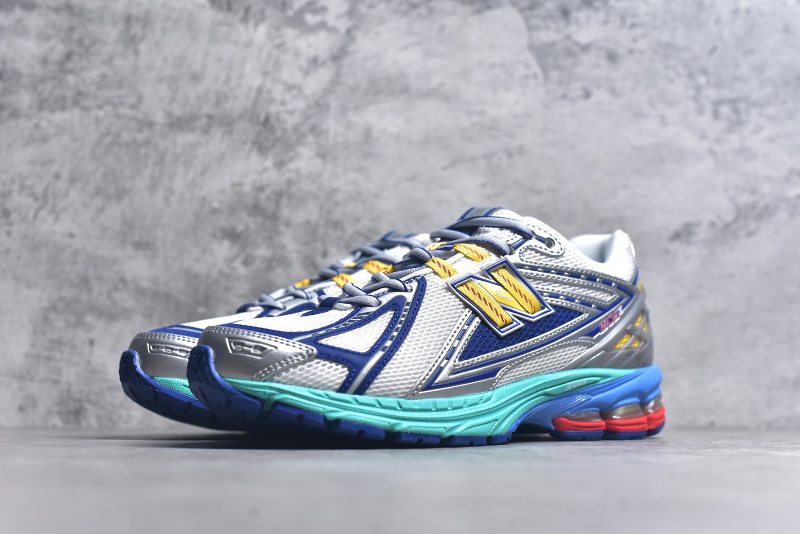 图片[2]-#NB新百伦New Balance NB1906 U1906RMS系列复古老爹风休闲运动慢跑鞋 采用轻质牛剖革拼接透气网眼衬垫织物鞋面材质#T-Beam大底提供足步弓支撑，保持步态稳定#后跟搭载外露缓震胶 鞋身整体以各种深浅不一的灰色覆盖，鞋头以淡蓝色调装饰，网眼衬垫通过不规律的色块实现做旧的美感，泛黄的鞋底更是进一步增添了复古气息。 尺码：36 37 37.5 38 38.5 39.5 40 40.5 41.5 42 42.5 43 44 45 46.5-选品中心