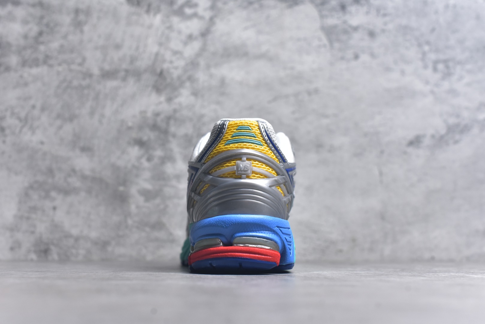 图片[5]-#NB新百伦New Balance NB1906 U1906RMS系列复古老爹风休闲运动慢跑鞋 采用轻质牛剖革拼接透气网眼衬垫织物鞋面材质#T-Beam大底提供足步弓支撑，保持步态稳定#后跟搭载外露缓震胶 鞋身整体以各种深浅不一的灰色覆盖，鞋头以淡蓝色调装饰，网眼衬垫通过不规律的色块实现做旧的美感，泛黄的鞋底更是进一步增添了复古气息。 尺码：36 37 37.5 38 38.5 39.5 40 40.5 41.5 42 42.5 43 44 45 46.5-选品中心