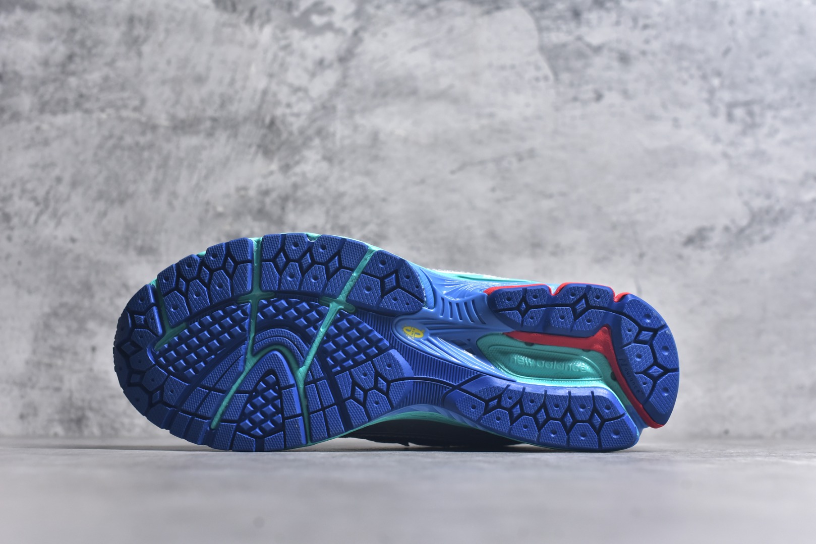 图片[6]-#NB新百伦New Balance NB1906 U1906RMS系列复古老爹风休闲运动慢跑鞋 采用轻质牛剖革拼接透气网眼衬垫织物鞋面材质#T-Beam大底提供足步弓支撑，保持步态稳定#后跟搭载外露缓震胶 鞋身整体以各种深浅不一的灰色覆盖，鞋头以淡蓝色调装饰，网眼衬垫通过不规律的色块实现做旧的美感，泛黄的鞋底更是进一步增添了复古气息。 尺码：36 37 37.5 38 38.5 39.5 40 40.5 41.5 42 42.5 43 44 45 46.5-选品中心