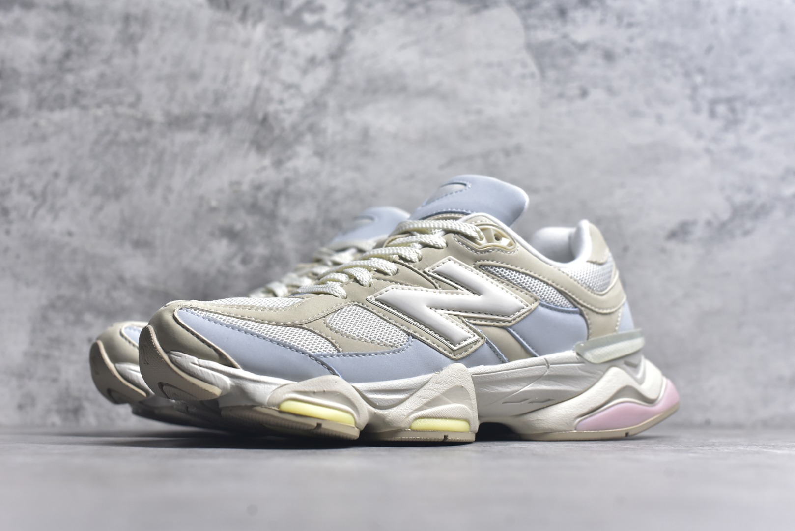 图片[2]-#New Balance NB9060 联名款 复古休闲运动慢跑鞋 棕灰色U9060JDS 全套原楦原纸板原厂数据开发 进口三明治网面 原装进口翻毛皮料正确绒感卡色 正确中底拉帮中底网布细节 原厂标裁 带紫光防伪 定制后跟透明水晶模块 冲裁组合 大底贴合程度胶水上色把控完美 整洁度挑战全网艺术家 多道序QC把关品质完善 匠心打造 耗时两个月开发完成 工艺极其复杂难度可想而知 新开独立私模大底 全网唯一正确六层组合大底 高端零售专供产物 尺码：36 37 37.5 38 38.5 39 40 40.5 41 42 42.5 43 44 45 46.5-选品中心