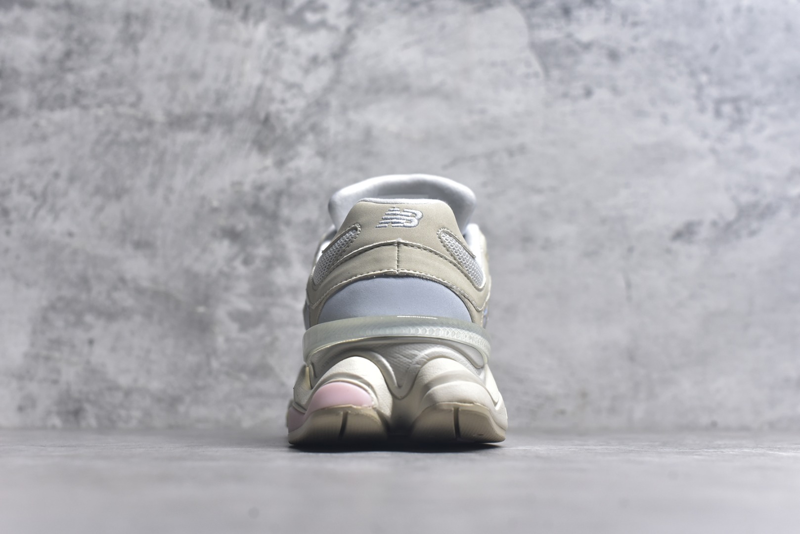 图片[5]-#New Balance NB9060 联名款 复古休闲运动慢跑鞋 棕灰色U9060JDS 全套原楦原纸板原厂数据开发 进口三明治网面 原装进口翻毛皮料正确绒感卡色 正确中底拉帮中底网布细节 原厂标裁 带紫光防伪 定制后跟透明水晶模块 冲裁组合 大底贴合程度胶水上色把控完美 整洁度挑战全网艺术家 多道序QC把关品质完善 匠心打造 耗时两个月开发完成 工艺极其复杂难度可想而知 新开独立私模大底 全网唯一正确六层组合大底 高端零售专供产物 尺码：36 37 37.5 38 38.5 39 40 40.5 41 42 42.5 43 44 45 46.5-选品中心