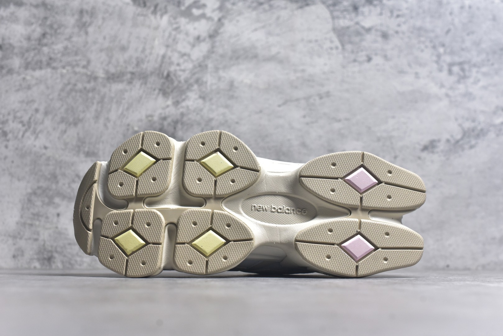 图片[6]-#New Balance NB9060 联名款 复古休闲运动慢跑鞋 棕灰色U9060JDS 全套原楦原纸板原厂数据开发 进口三明治网面 原装进口翻毛皮料正确绒感卡色 正确中底拉帮中底网布细节 原厂标裁 带紫光防伪 定制后跟透明水晶模块 冲裁组合 大底贴合程度胶水上色把控完美 整洁度挑战全网艺术家 多道序QC把关品质完善 匠心打造 耗时两个月开发完成 工艺极其复杂难度可想而知 新开独立私模大底 全网唯一正确六层组合大底 高端零售专供产物 尺码：36 37 37.5 38 38.5 39 40 40.5 41 42 42.5 43 44 45 46.5-选品中心