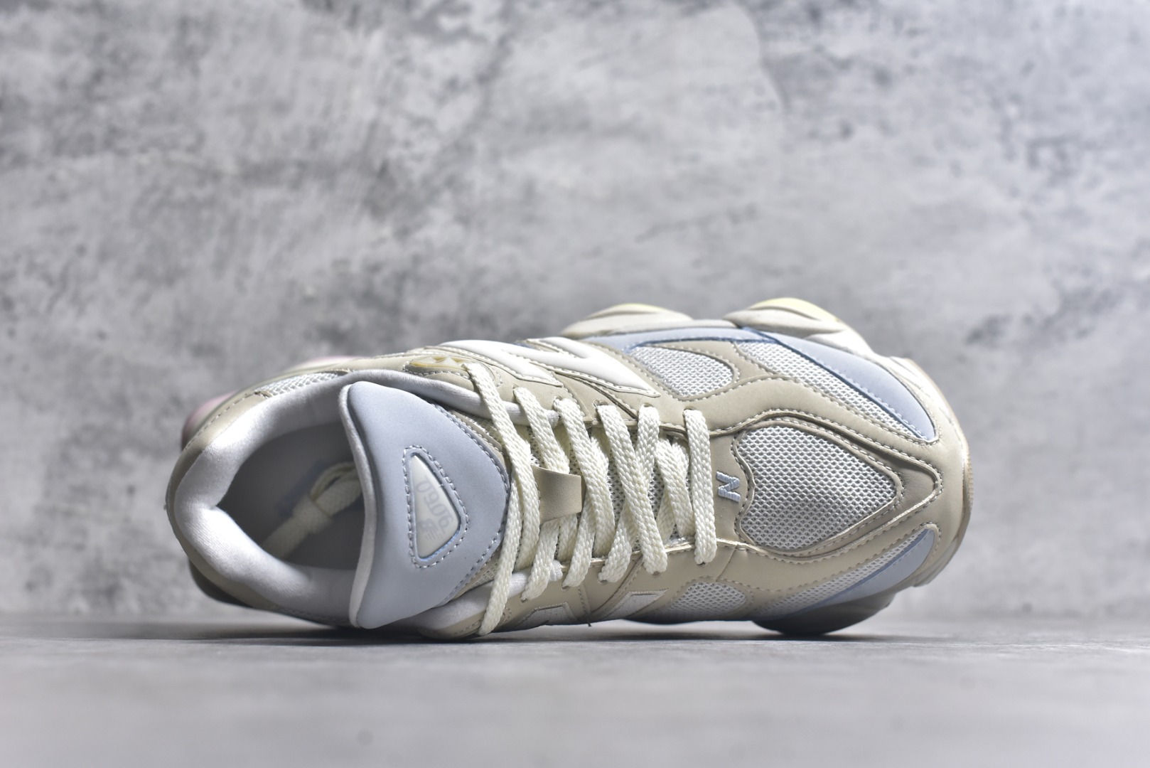 图片[4]-#New Balance NB9060 联名款 复古休闲运动慢跑鞋 棕灰色U9060JDS 全套原楦原纸板原厂数据开发 进口三明治网面 原装进口翻毛皮料正确绒感卡色 正确中底拉帮中底网布细节 原厂标裁 带紫光防伪 定制后跟透明水晶模块 冲裁组合 大底贴合程度胶水上色把控完美 整洁度挑战全网艺术家 多道序QC把关品质完善 匠心打造 耗时两个月开发完成 工艺极其复杂难度可想而知 新开独立私模大底 全网唯一正确六层组合大底 高端零售专供产物 尺码：36 37 37.5 38 38.5 39 40 40.5 41 42 42.5 43 44 45 46.5-选品中心