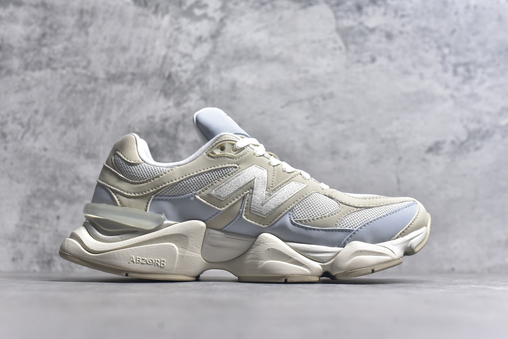 图片[3]-#New Balance NB9060 联名款 复古休闲运动慢跑鞋 棕灰色U9060JDS 全套原楦原纸板原厂数据开发 进口三明治网面 原装进口翻毛皮料正确绒感卡色 正确中底拉帮中底网布细节 原厂标裁 带紫光防伪 定制后跟透明水晶模块 冲裁组合 大底贴合程度胶水上色把控完美 整洁度挑战全网艺术家 多道序QC把关品质完善 匠心打造 耗时两个月开发完成 工艺极其复杂难度可想而知 新开独立私模大底 全网唯一正确六层组合大底 高端零售专供产物 尺码：36 37 37.5 38 38.5 39 40 40.5 41 42 42.5 43 44 45 46.5-选品中心