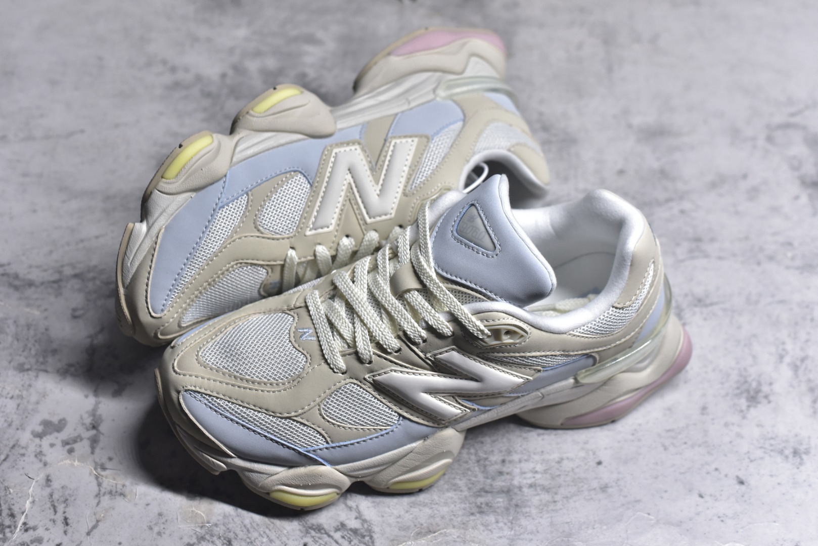 图片[7]-#New Balance NB9060 联名款 复古休闲运动慢跑鞋 棕灰色U9060JDS 全套原楦原纸板原厂数据开发 进口三明治网面 原装进口翻毛皮料正确绒感卡色 正确中底拉帮中底网布细节 原厂标裁 带紫光防伪 定制后跟透明水晶模块 冲裁组合 大底贴合程度胶水上色把控完美 整洁度挑战全网艺术家 多道序QC把关品质完善 匠心打造 耗时两个月开发完成 工艺极其复杂难度可想而知 新开独立私模大底 全网唯一正确六层组合大底 高端零售专供产物 尺码：36 37 37.5 38 38.5 39 40 40.5 41 42 42.5 43 44 45 46.5-选品中心