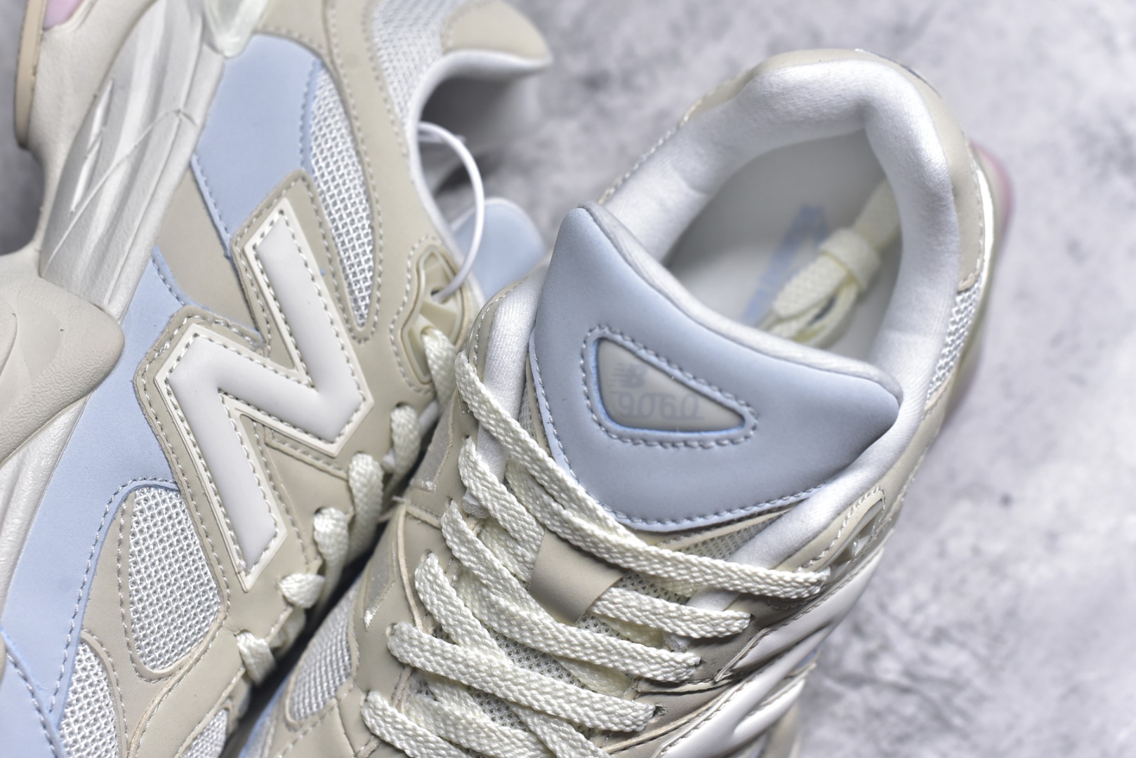 图片[9]-#New Balance NB9060 联名款 复古休闲运动慢跑鞋 棕灰色U9060JDS 全套原楦原纸板原厂数据开发 进口三明治网面 原装进口翻毛皮料正确绒感卡色 正确中底拉帮中底网布细节 原厂标裁 带紫光防伪 定制后跟透明水晶模块 冲裁组合 大底贴合程度胶水上色把控完美 整洁度挑战全网艺术家 多道序QC把关品质完善 匠心打造 耗时两个月开发完成 工艺极其复杂难度可想而知 新开独立私模大底 全网唯一正确六层组合大底 高端零售专供产物 尺码：36 37 37.5 38 38.5 39 40 40.5 41 42 42.5 43 44 45 46.5-选品中心
