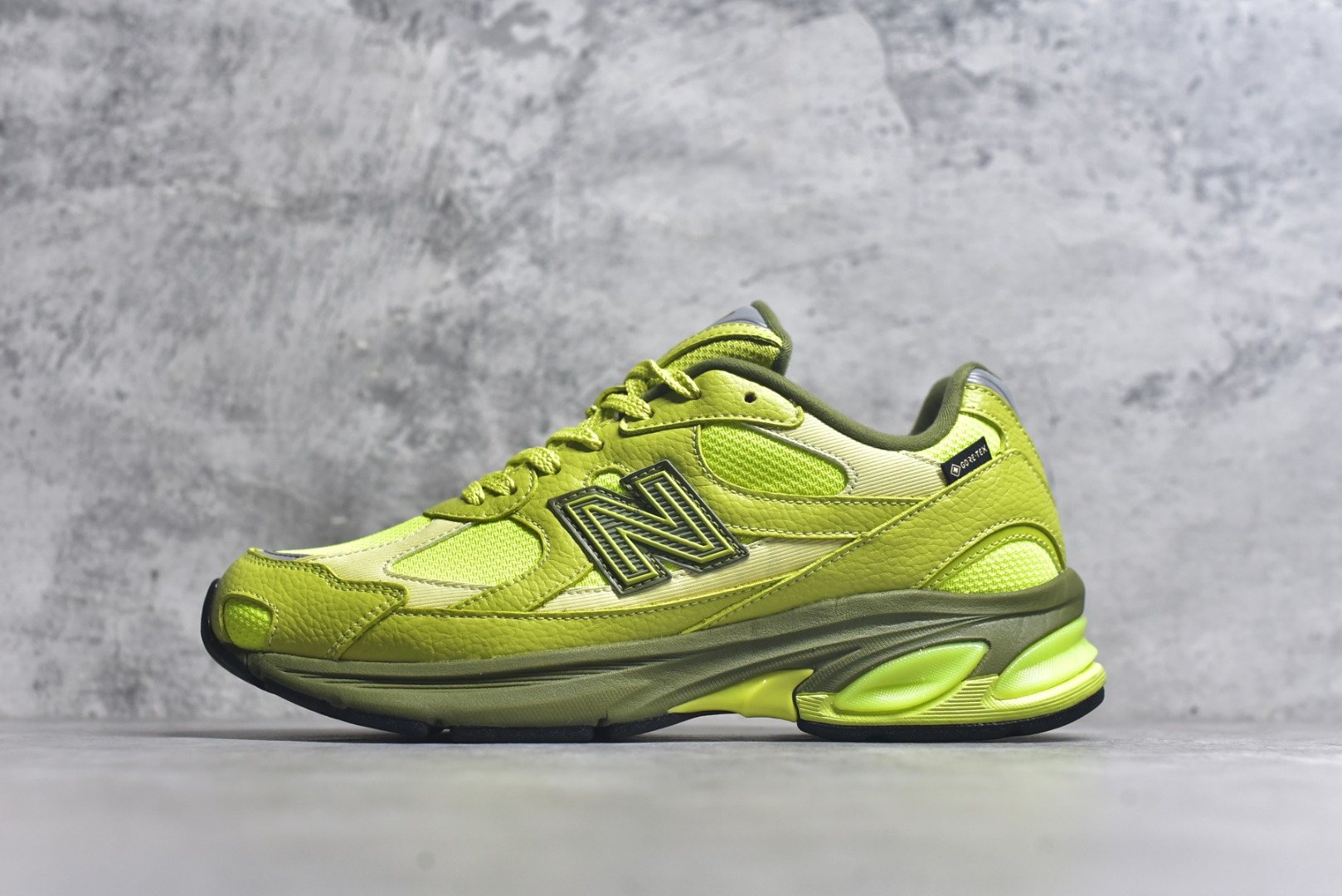 #New Balance M2010系列 新百伦 复古老爹风网布跑步休闲运动鞋 新百伦经典配色 沿袭了面世之初的经典科技 以ENCAP中底配以升级版 N-ERGY缓震物料 鞋面则采用特色的柔软麂皮搭以NewBalance经典的尼龙网布 低调中还原跑鞋本真 更年轻化的设计理念与材质 让新世代青年得以用全新视角体验经典鞋款的传奇魅力 货号：U2010RLC 尺码：36 37 37.5 38 38.5 39.5 40 40.5 41.5 42 42.5 43 44 45-选品中心