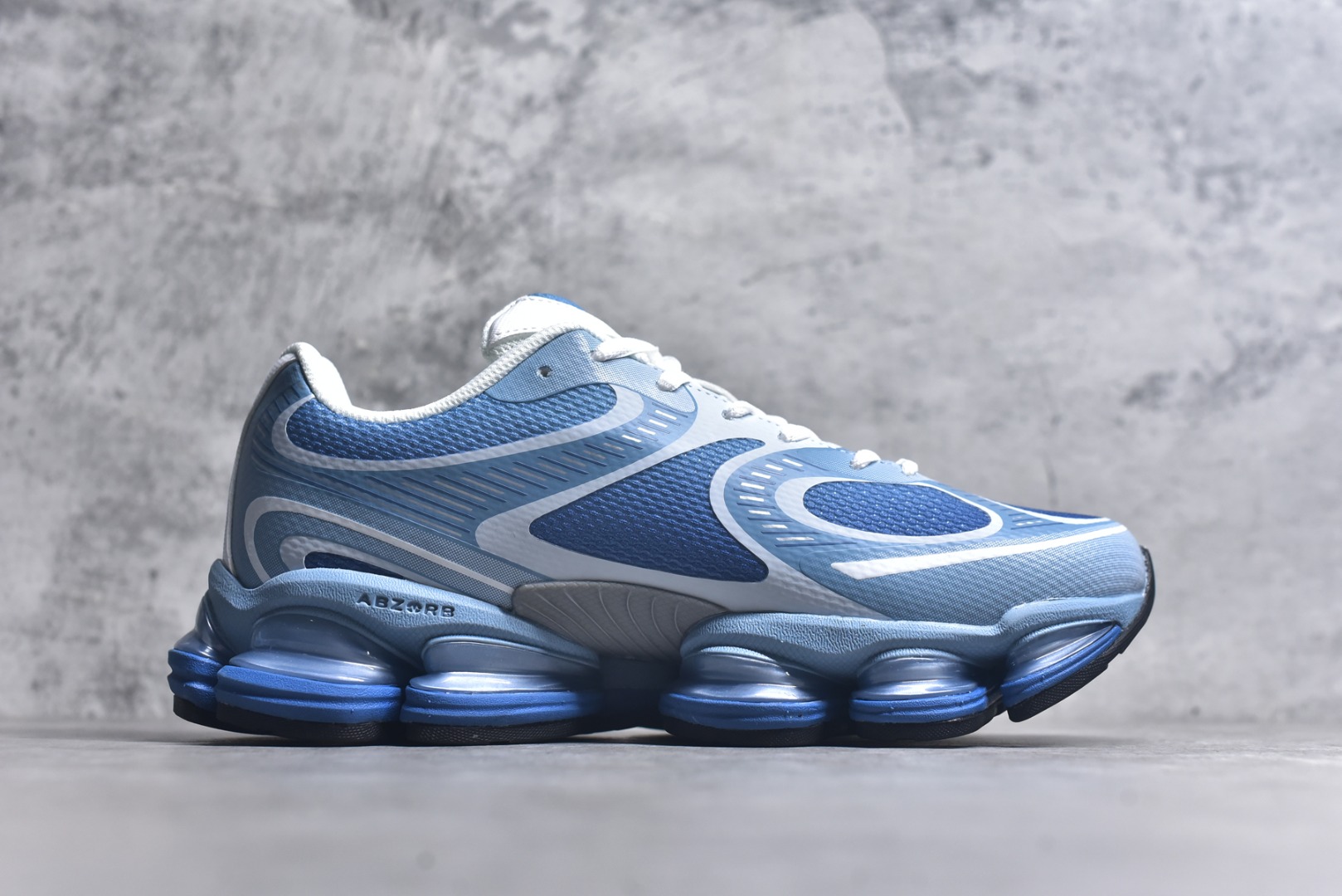 图片[3]-#New Balance 新百伦 NB2000 网面休闲鞋 U2000PBB NB官方重磅新品 一款融合复古设计与现代科技的跑鞋，以其经典的造型和舒适脚感，成为2025年复古潮流爱好的推荐单品。 极具视觉冲击力的5根ABZORB单元，以及无缝鞋面的设计，加上3M反光材质的装饰，比之前推出的9060系列更夸张，更具未来感。 货号：U2000PBB 尺码：36-46.5-选品中心