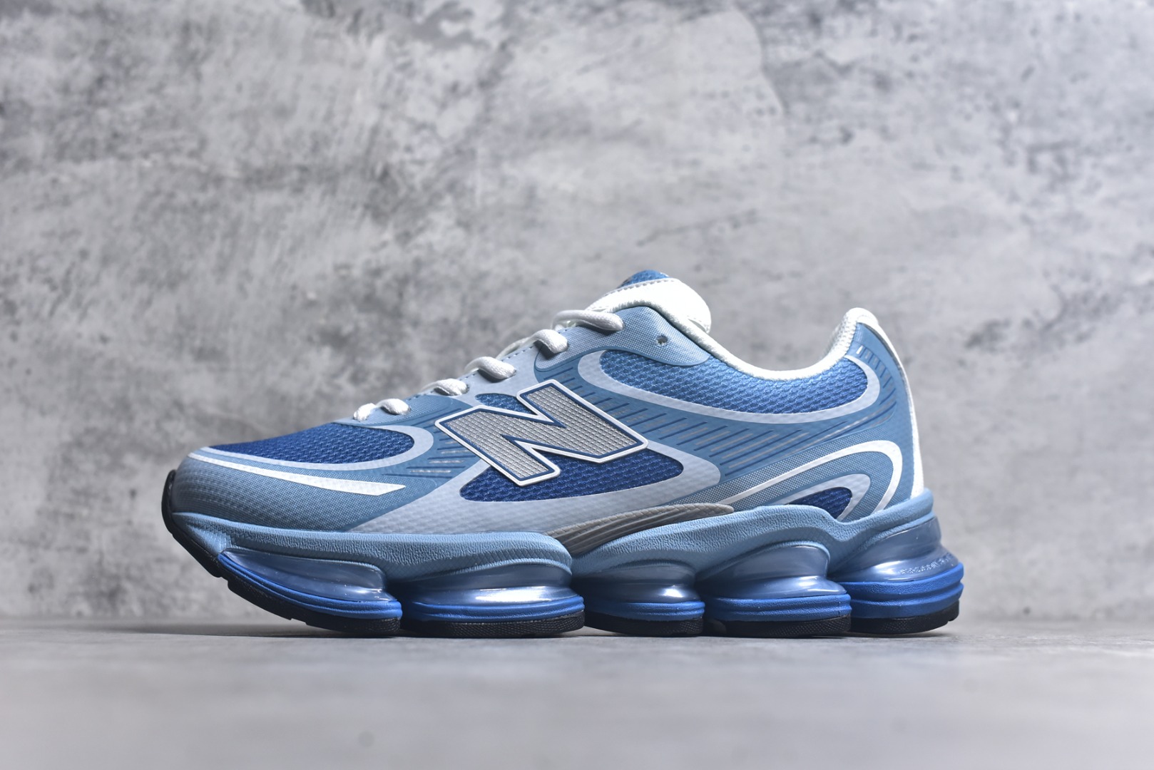 #New Balance 新百伦 NB2000 网面休闲鞋 U2000PBB NB官方重磅新品 一款融合复古设计与现代科技的跑鞋，以其经典的造型和舒适脚感，成为2025年复古潮流爱好的推荐单品。 极具视觉冲击力的5根ABZORB单元，以及无缝鞋面的设计，加上3M反光材质的装饰，比之前推出的9060系列更夸张，更具未来感。 货号：U2000PBB 尺码：36-46.5-选品中心
