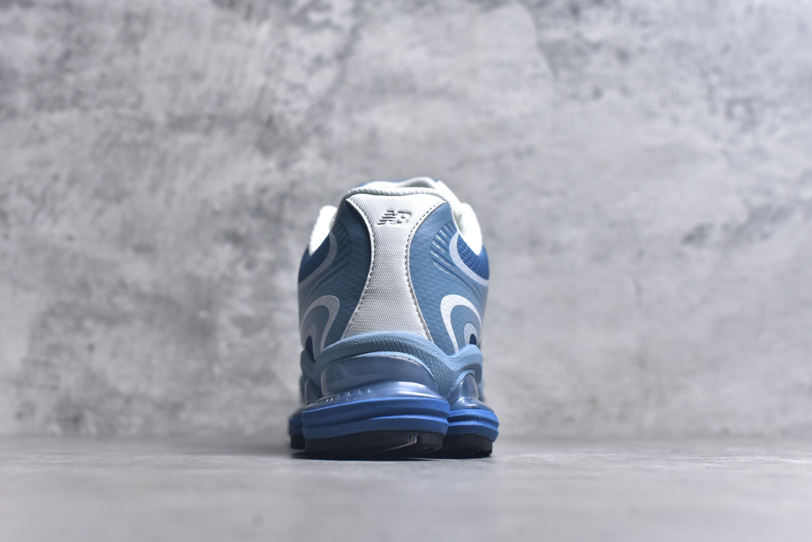 图片[5]-#New Balance 新百伦 NB2000 网面休闲鞋 U2000PBB NB官方重磅新品 一款融合复古设计与现代科技的跑鞋，以其经典的造型和舒适脚感，成为2025年复古潮流爱好的推荐单品。 极具视觉冲击力的5根ABZORB单元，以及无缝鞋面的设计，加上3M反光材质的装饰，比之前推出的9060系列更夸张，更具未来感。 货号：U2000PBB 尺码：36-46.5-选品中心
