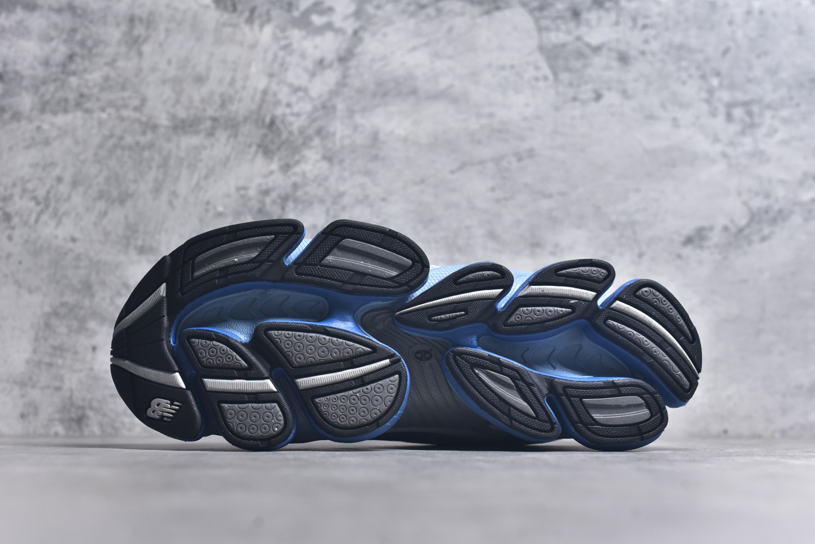 图片[6]-#New Balance 新百伦 NB2000 网面休闲鞋 U2000PBB NB官方重磅新品 一款融合复古设计与现代科技的跑鞋，以其经典的造型和舒适脚感，成为2025年复古潮流爱好的推荐单品。 极具视觉冲击力的5根ABZORB单元，以及无缝鞋面的设计，加上3M反光材质的装饰，比之前推出的9060系列更夸张，更具未来感。 货号：U2000PBB 尺码：36-46.5-选品中心