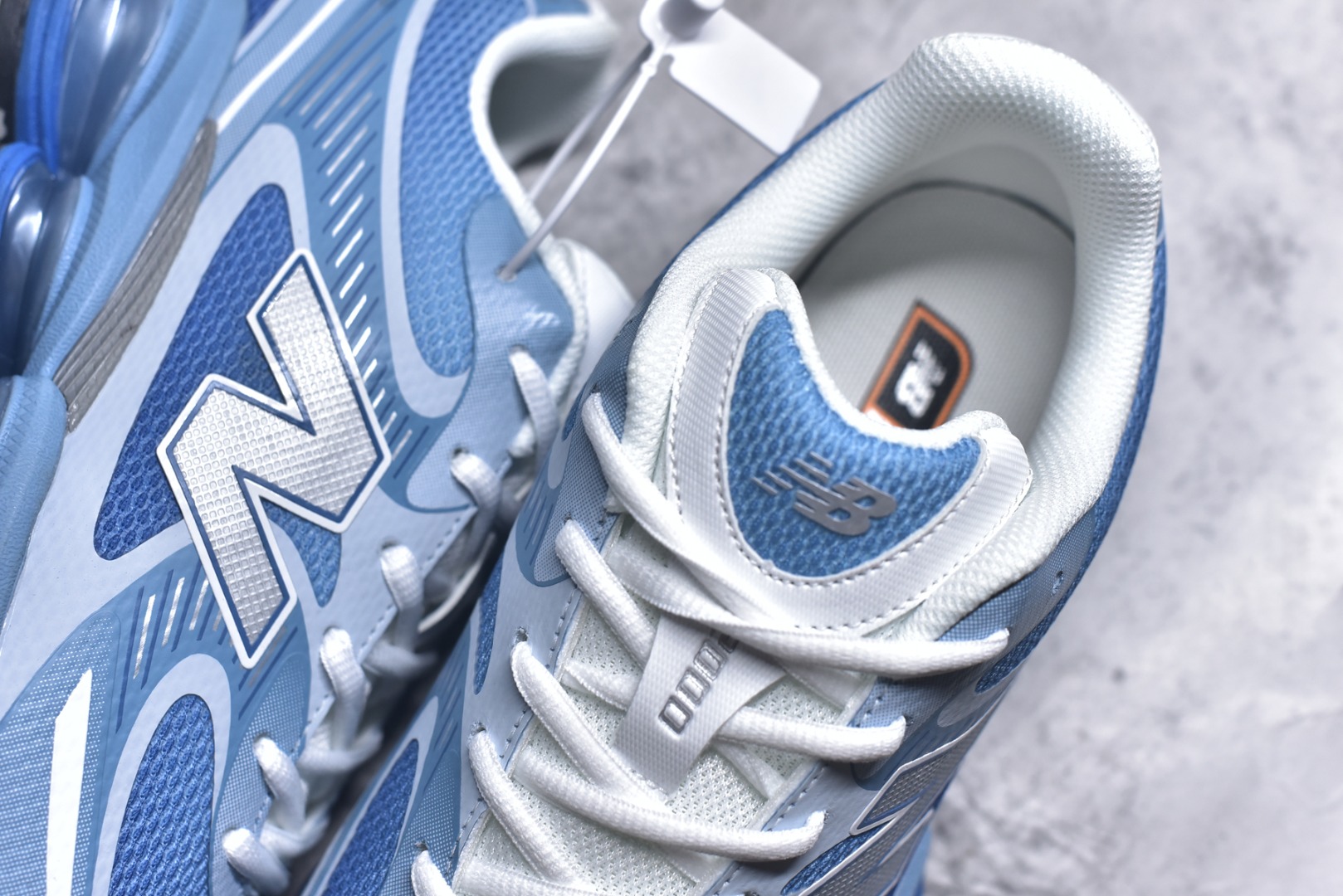 图片[9]-#New Balance 新百伦 NB2000 网面休闲鞋 U2000PBB NB官方重磅新品 一款融合复古设计与现代科技的跑鞋，以其经典的造型和舒适脚感，成为2025年复古潮流爱好的推荐单品。 极具视觉冲击力的5根ABZORB单元，以及无缝鞋面的设计，加上3M反光材质的装饰，比之前推出的9060系列更夸张，更具未来感。 货号：U2000PBB 尺码：36-46.5-选品中心