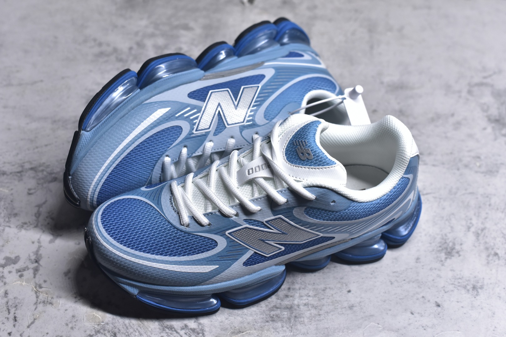图片[7]-#New Balance 新百伦 NB2000 网面休闲鞋 U2000PBB NB官方重磅新品 一款融合复古设计与现代科技的跑鞋，以其经典的造型和舒适脚感，成为2025年复古潮流爱好的推荐单品。 极具视觉冲击力的5根ABZORB单元，以及无缝鞋面的设计，加上3M反光材质的装饰，比之前推出的9060系列更夸张，更具未来感。 货号：U2000PBB 尺码：36-46.5-选品中心
