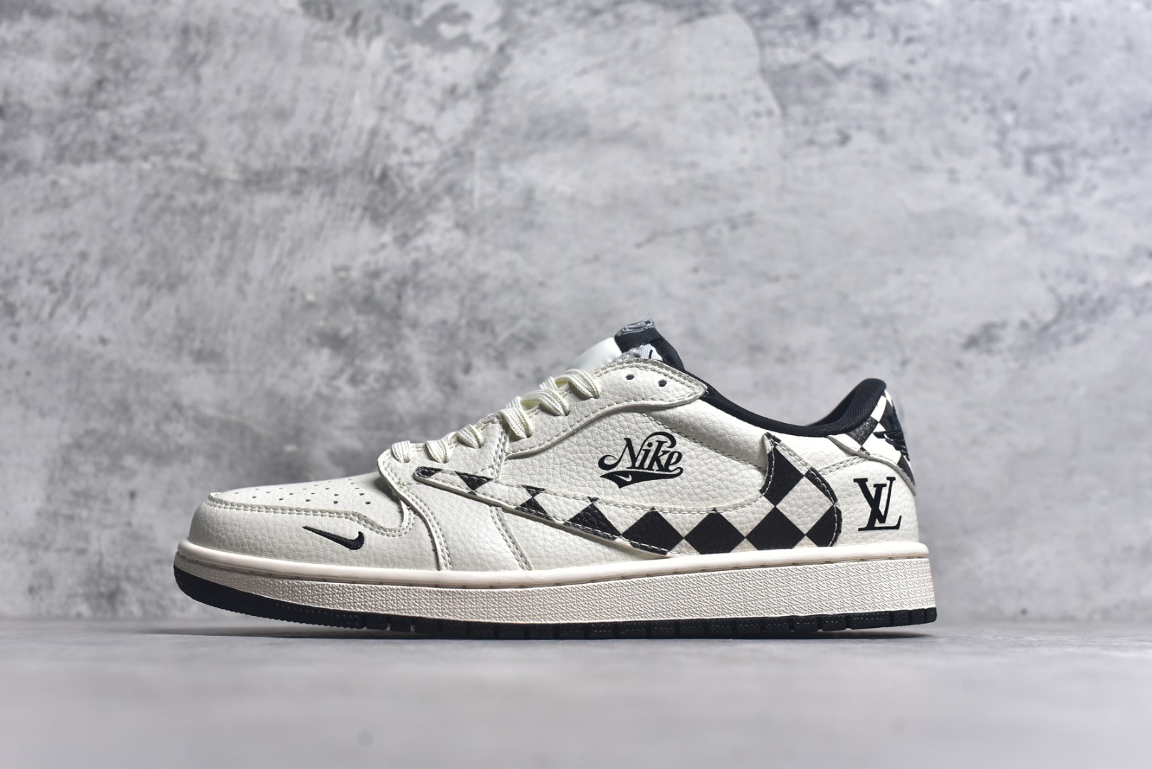 #Travis Scott x Fragment Design x Air Jordan 1 Low OG SP AJ1 乔1 LV联名 黑白格牛仔 低帮文化休闲板鞋 LD2028-047 #多方联名合作融合了Travis Scott 独特的音乐风格，藤原浩个性的设计风格以及Jordan品牌的经典元素 使其成为一双具有独特身份和价值的鞋子 清新而立体的外观加上联名标识更突出了其独特身份 这种配色方案显示出活力和时尚感 在视觉上引人注目 鞋身的质感和细腻的细节处理使其显得高端而格调十足 这款“倒钩”联名是设计与创意完美结合 融合多方的个性风格是一款备受瞩目的潮流鞋款 尺码：36 36.5 37.5 38 38.5 39 40 40.5 41 42 42.5 43 44 44.5 45 9.E5-选品中心